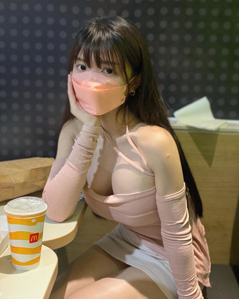 吃牛排的「童顏巨乳正妹」，「雄厚乳量」比牛排還大了！