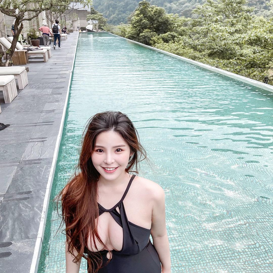 巨乳正妹「Cynthia」惹火毛衣好犯規！超大片「肌膚裸露」讓雪白Ｅ奶藏不住！