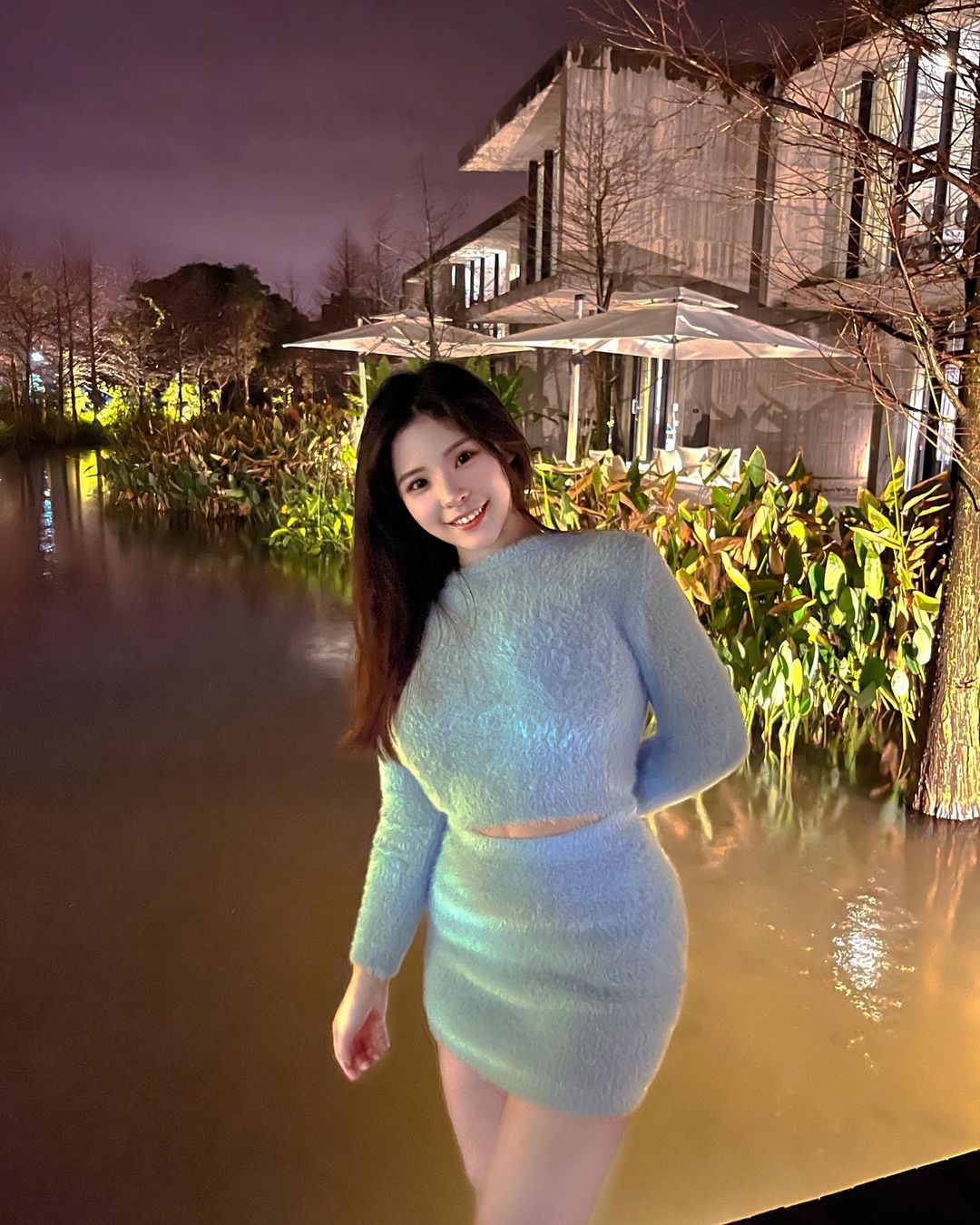 巨乳正妹「Cynthia」惹火毛衣好犯規！超大片「肌膚裸露」讓雪白Ｅ奶藏不住！