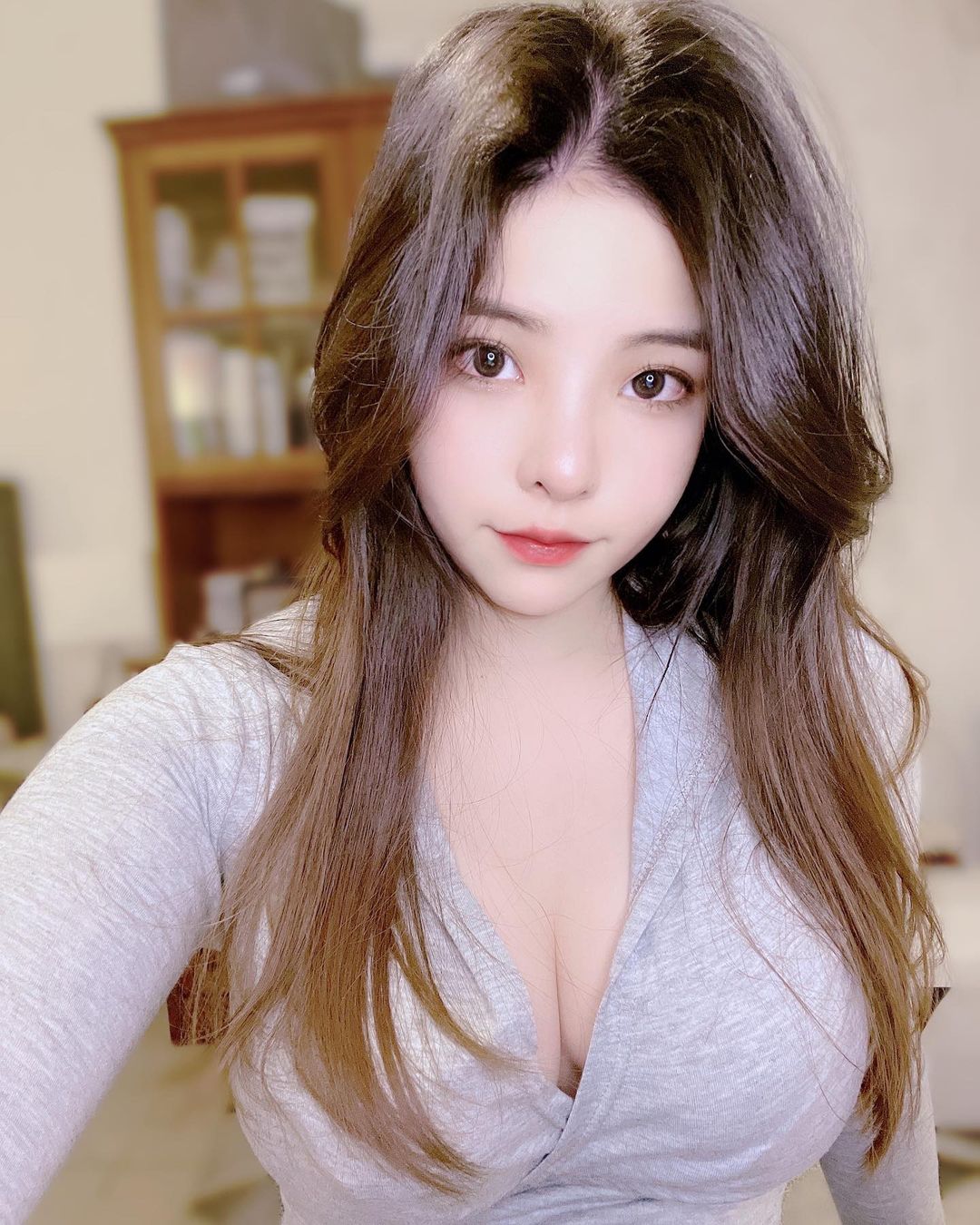巨乳正妹「Cynthia」惹火毛衣好犯規！超大片「肌膚裸露」讓雪白Ｅ奶藏不住！