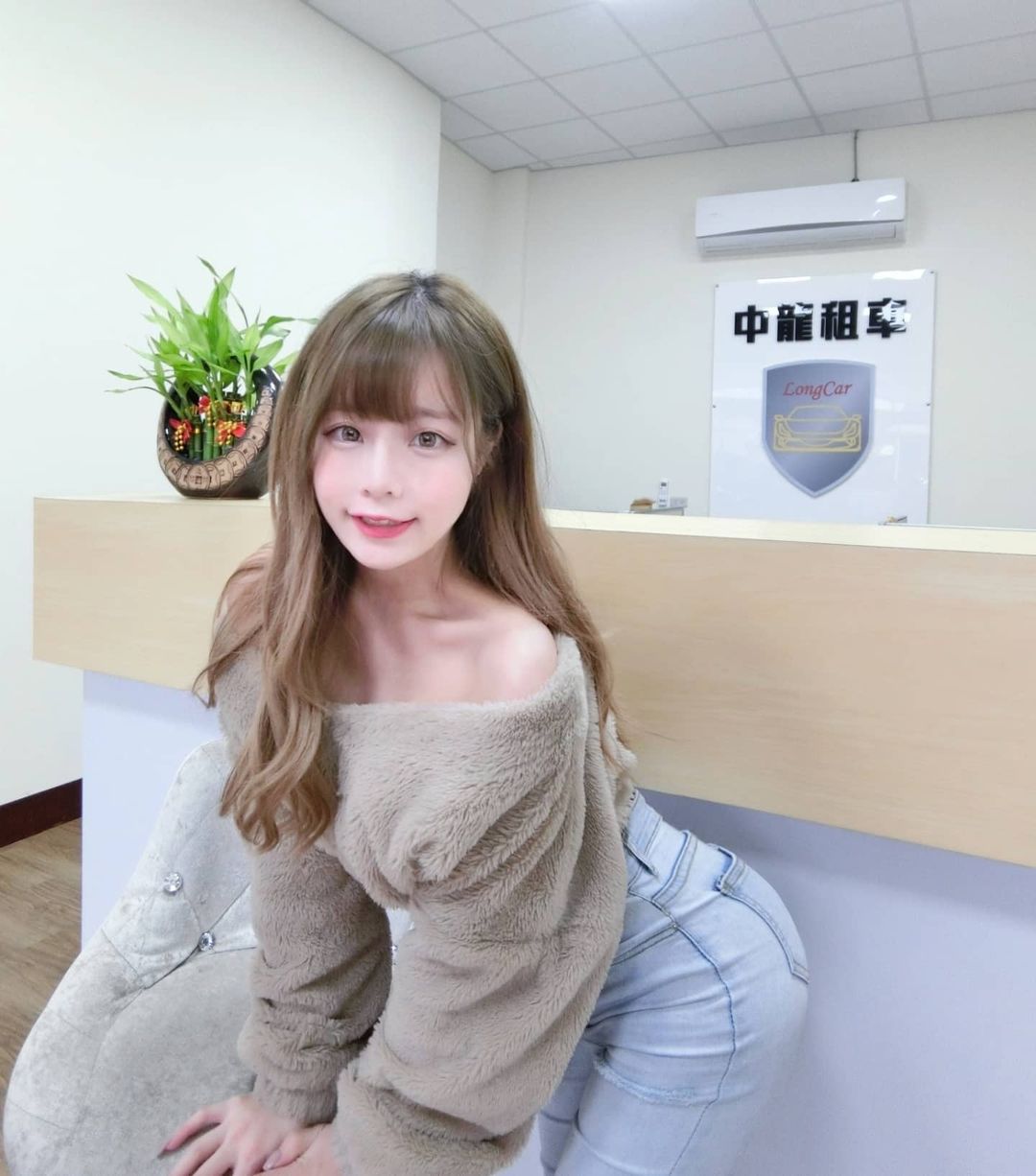 巨乳正妹「菲菲」沿海線放曬「大車燈」，粉絲狂躁跪求上車！