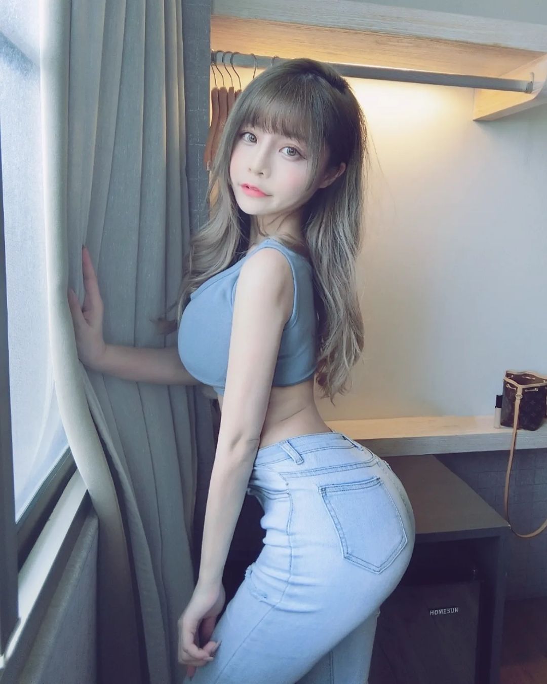 巨乳正妹「菲菲」沿海線放曬「大車燈」，粉絲狂躁跪求上車！