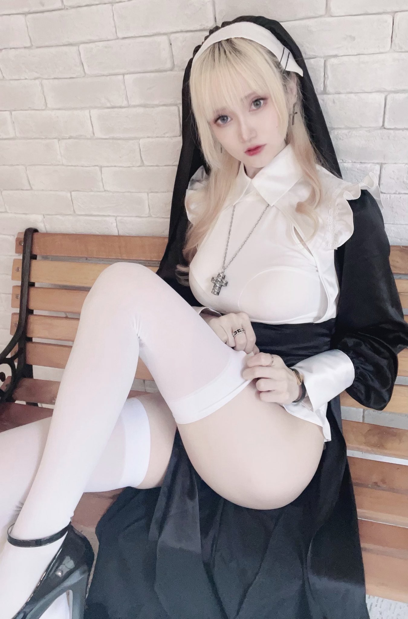 不可以色色！正妹 Coser 穿上高衩修女服　火辣身材讓人遊走理智斷線邊緣