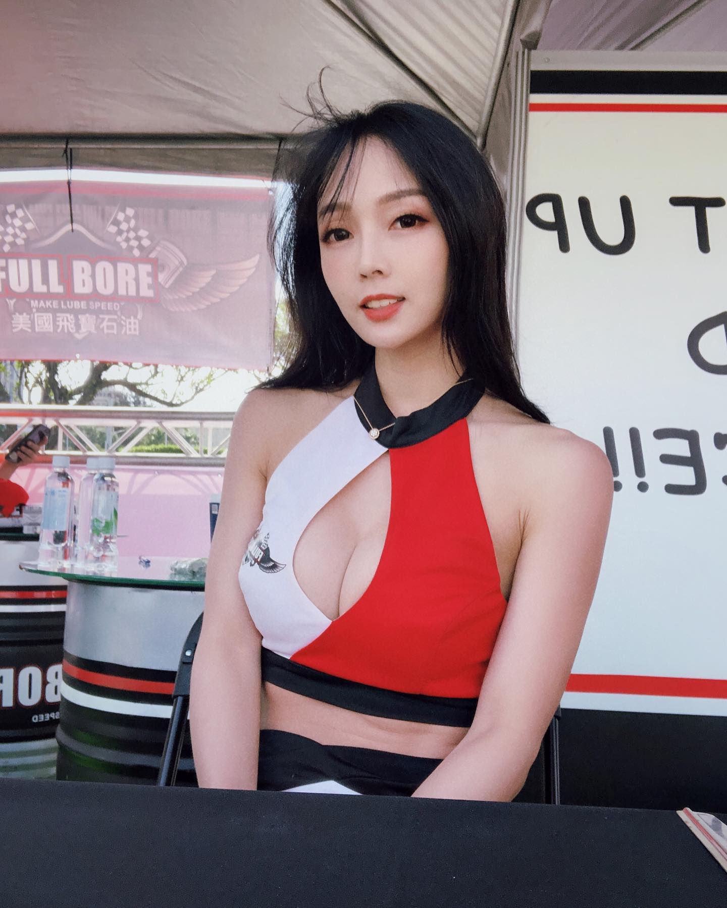 大奶正妹「Janice」胸前兩團奶奶大到不可思議，坦露姣好身材！螢幕快被擠爆了！ - 美女圖 -