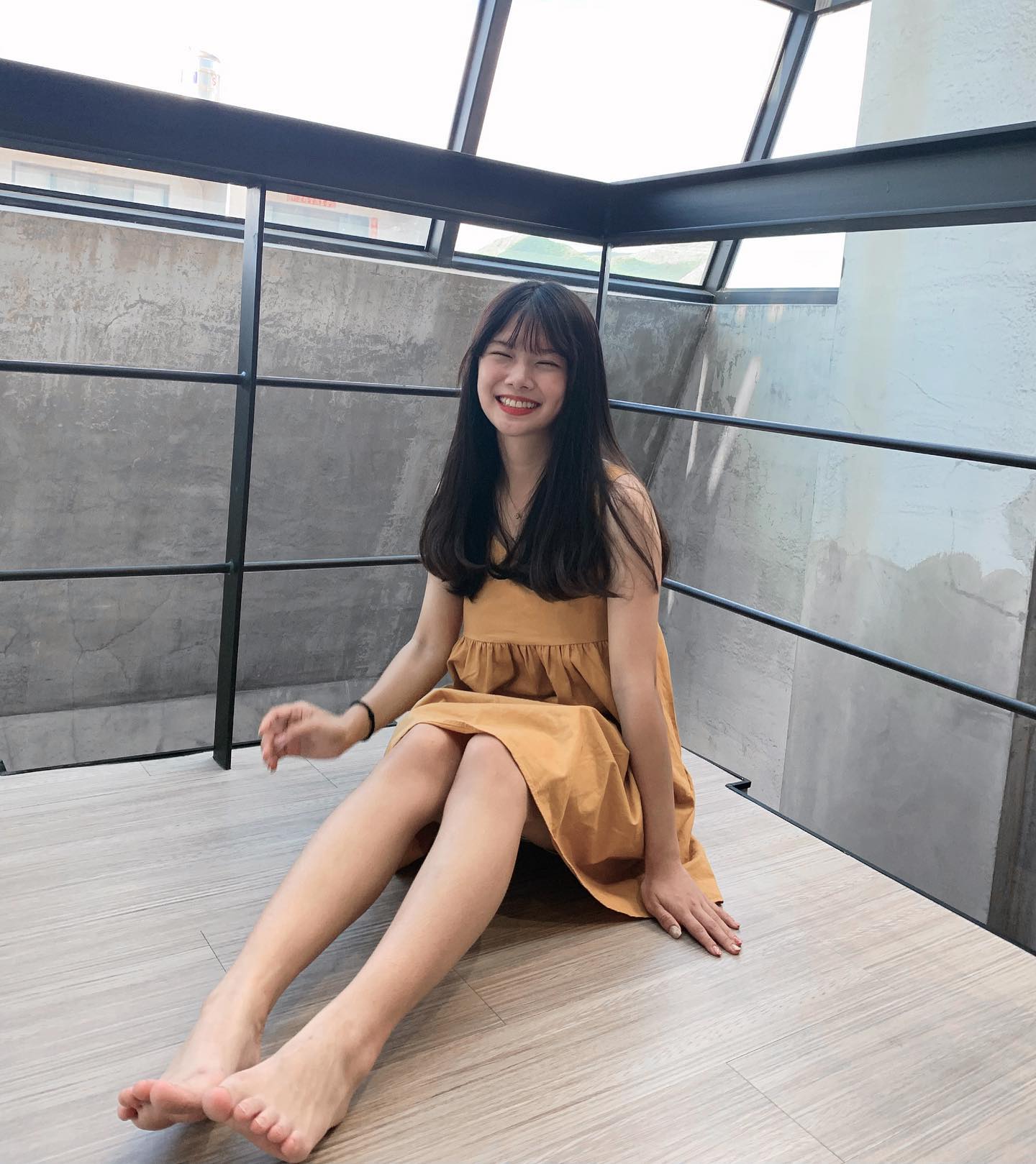 清純正妹「賴依依」高顏值低胸美乳長腿集於一身，身材這麼好實在太誇張！ - 美女圖 -