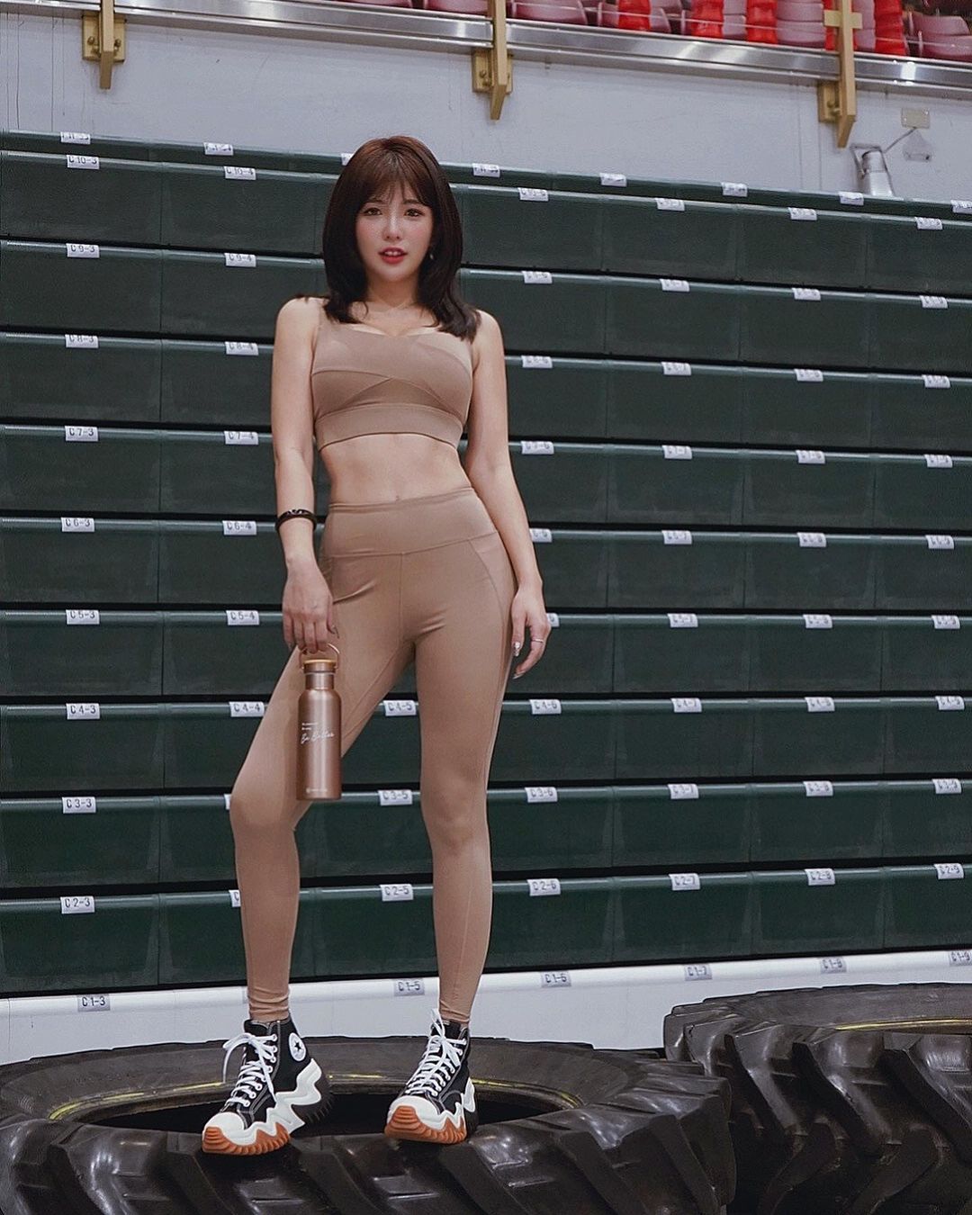 綠島見「陽光少女」甜力自拍，三角泳褲下的「鮮嫩蜜腿」超養眼