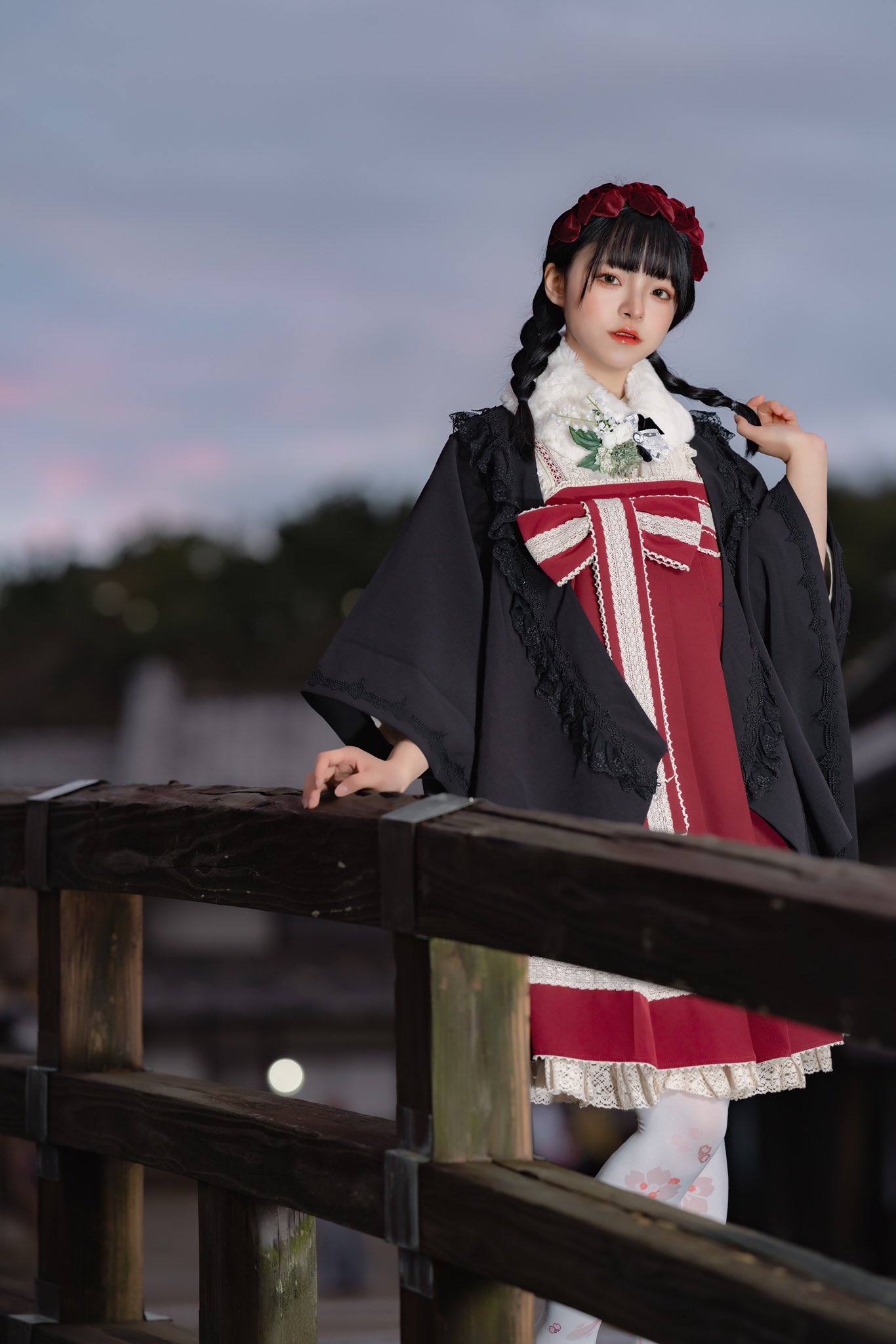 正妹Coser長相精緻…蘿莉童顏配上歐洲古典Cosplay宛如真人洋娃娃