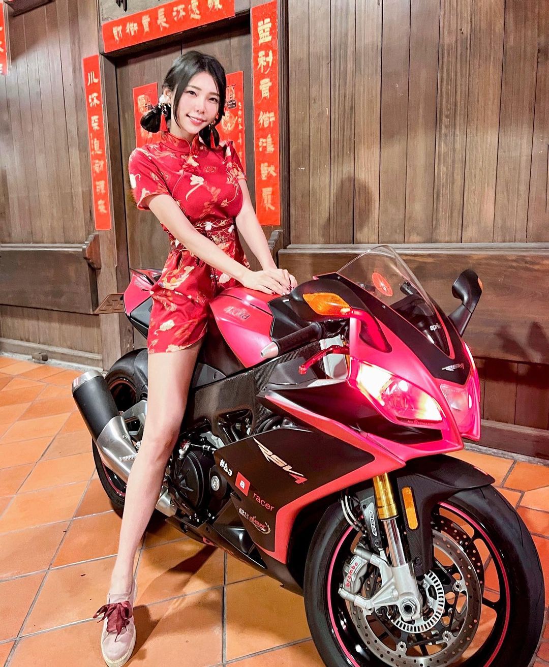 「重機女神」王晨飄 Sofia爆乳旗袍露美腿，超可愛移車影片吸6萬人觀看！