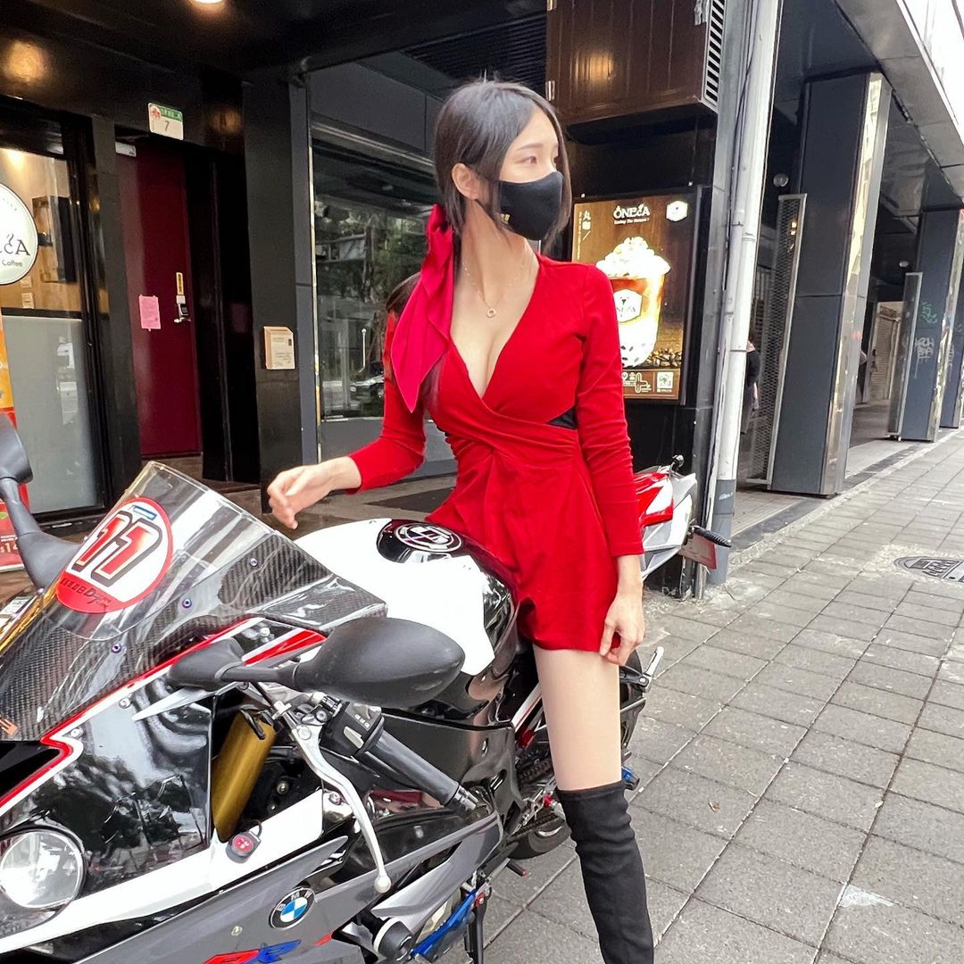 「重機女神」王晨飄 Sofia爆乳旗袍露美腿，超可愛移車影片吸6萬人觀看！