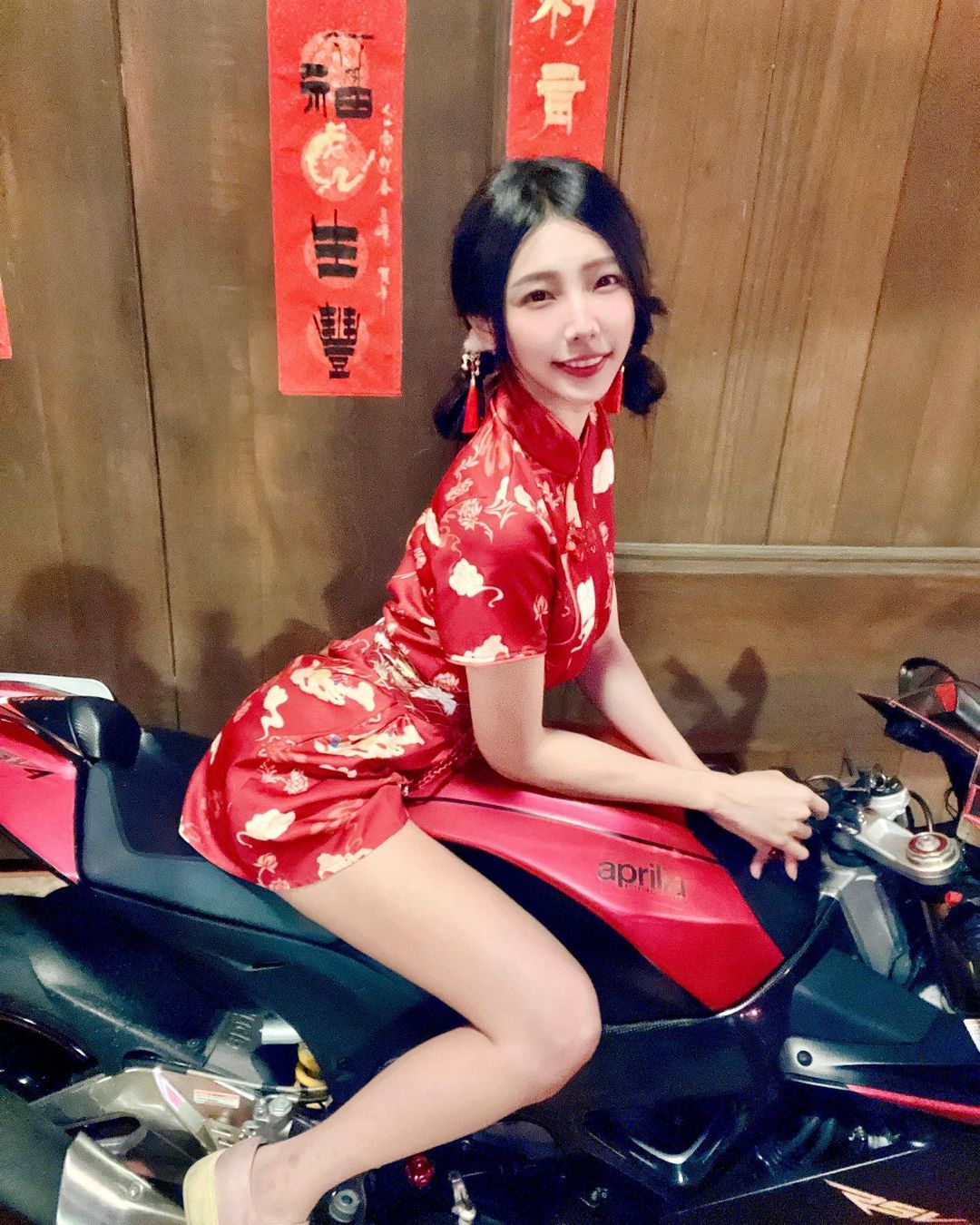 「重機女神」王晨飄 Sofia爆乳旗袍露美腿，超可愛移車影片吸6萬人觀看！