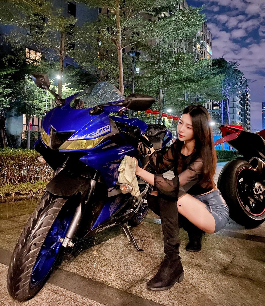 「重機女神」王晨飄 Sofia爆乳旗袍露美腿，超可愛移車影片吸6萬人觀看！