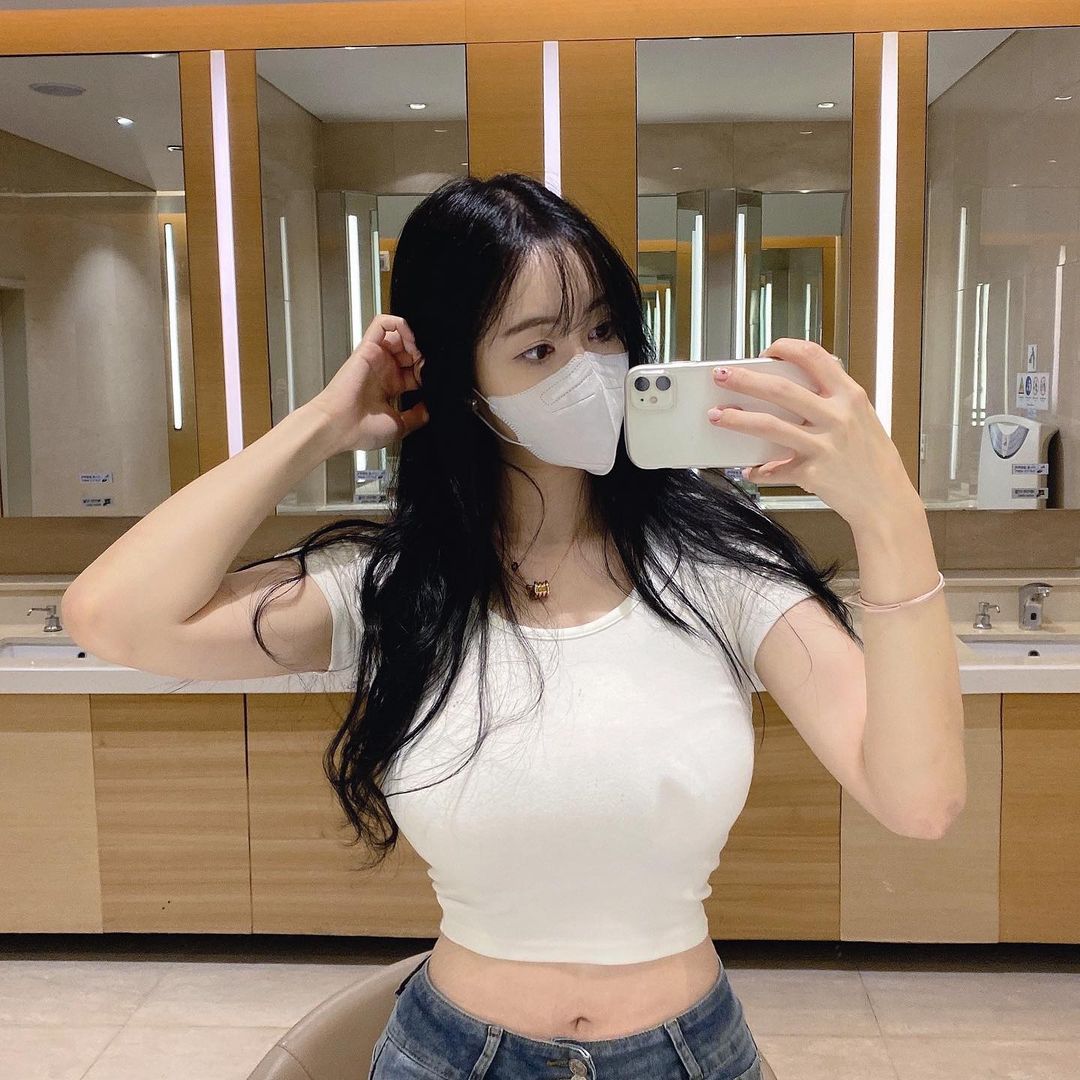 「巨乳人妻」在公司人氣超夯！兇猛車頭燈+螞蟻小蠻腰，意圖使人推爆！
