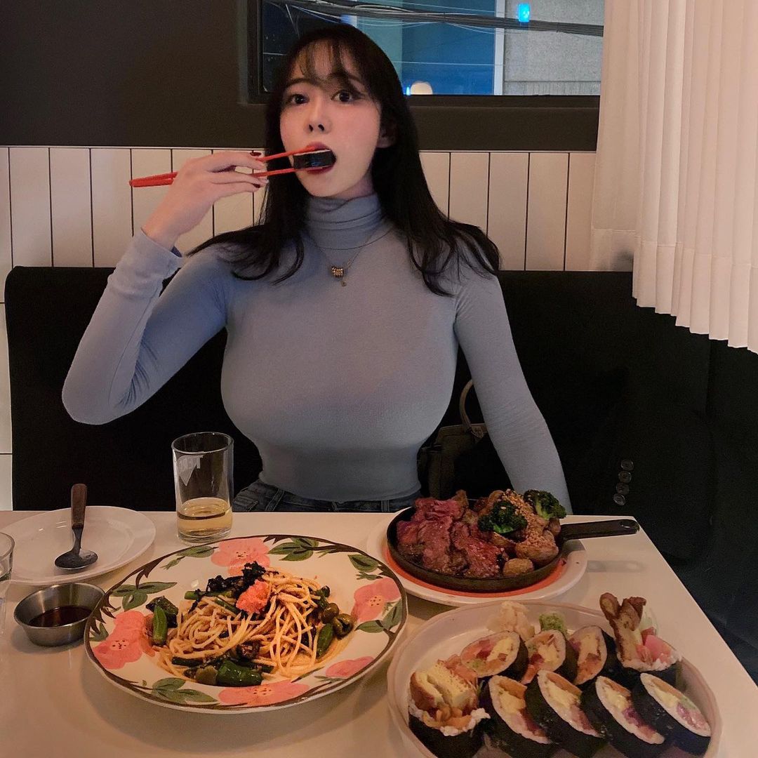 「巨乳人妻」在公司人氣超夯！兇猛車頭燈+螞蟻小蠻腰，意圖使人推爆！