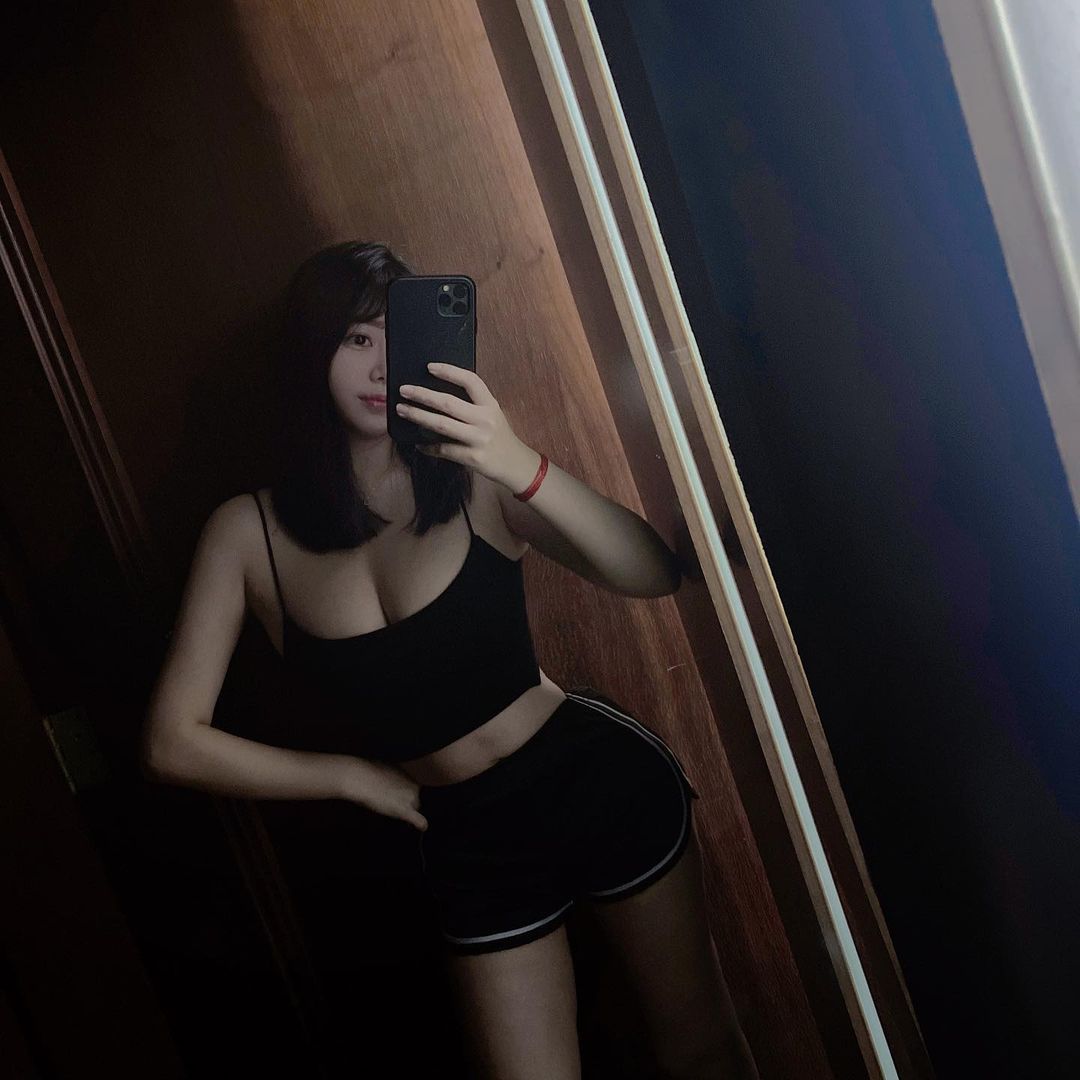 巨乳小隻馬「米米」超兇猛日常穿搭！白皙美肌＋豐滿上圍「大面積露出」！