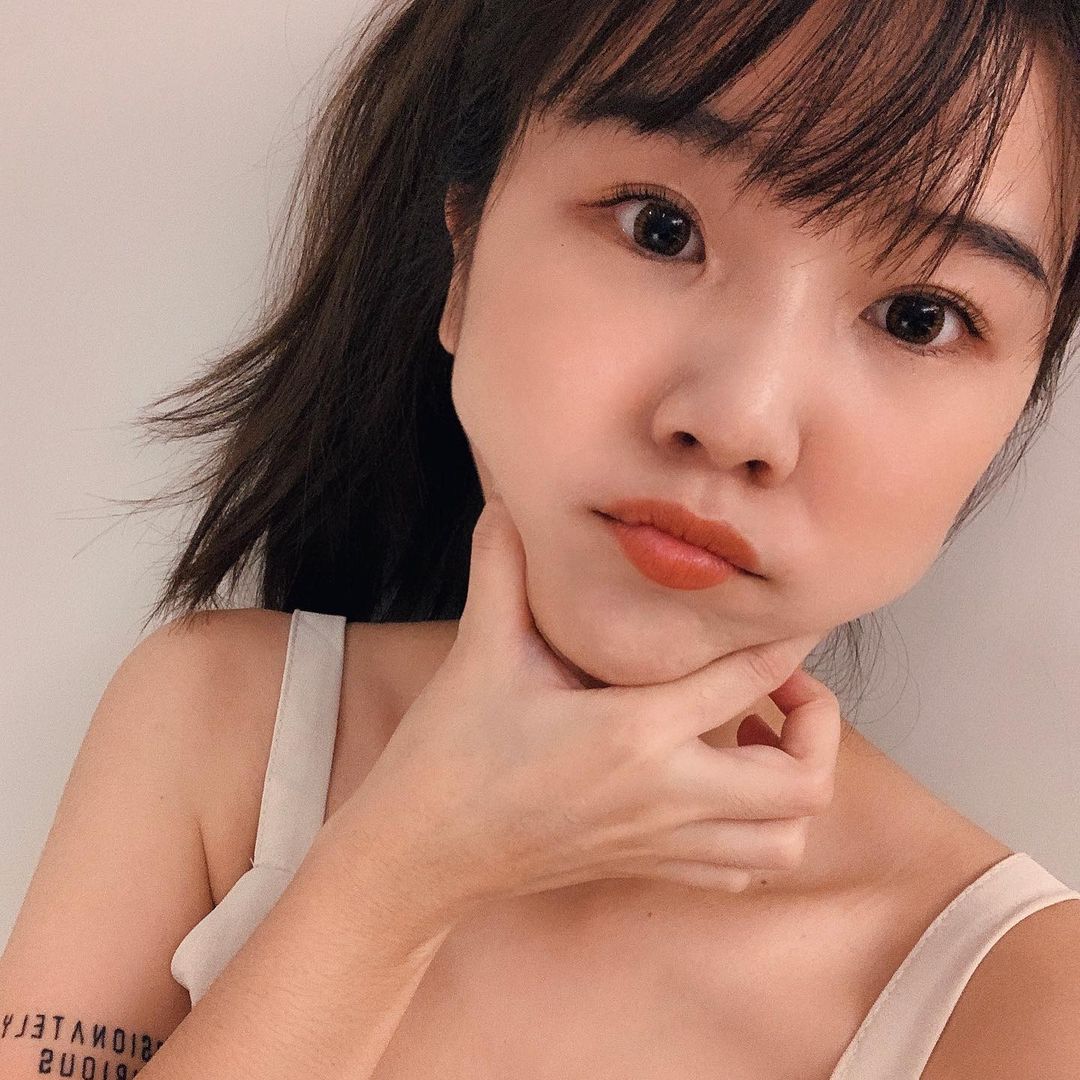 那個隱乳妹長大了！甜美妹子「Lucy」升格準媽媽　罩杯也跟著升級
