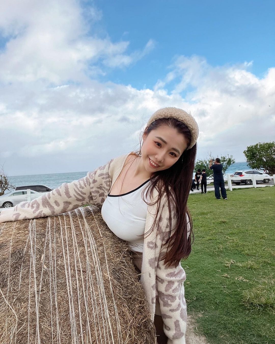 巨乳部落客秀「大份量雙峰」介紹美食　讓人還沒吃就先飽啦！