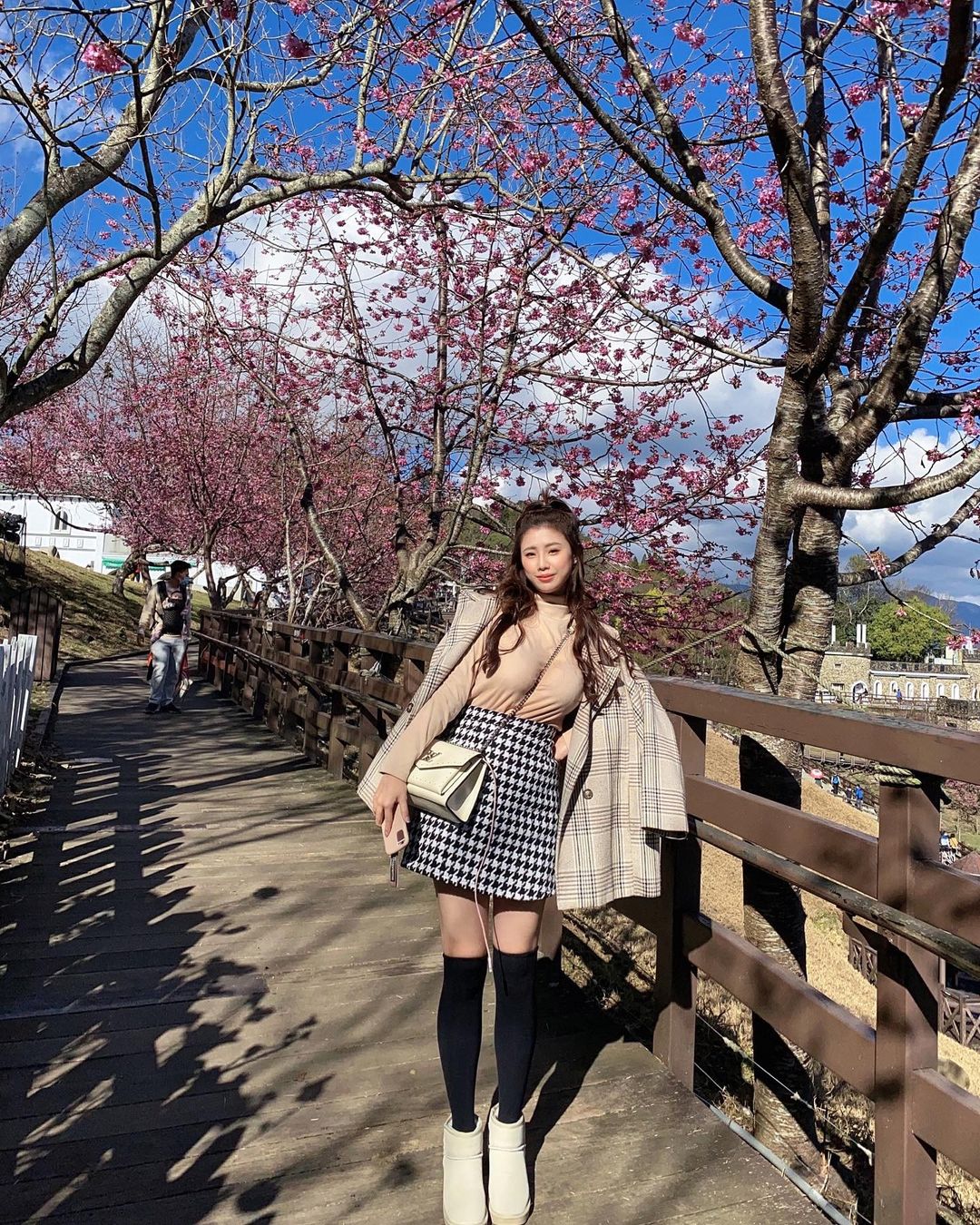 巨乳部落客秀「大份量雙峰」介紹美食　讓人還沒吃就先飽啦！
