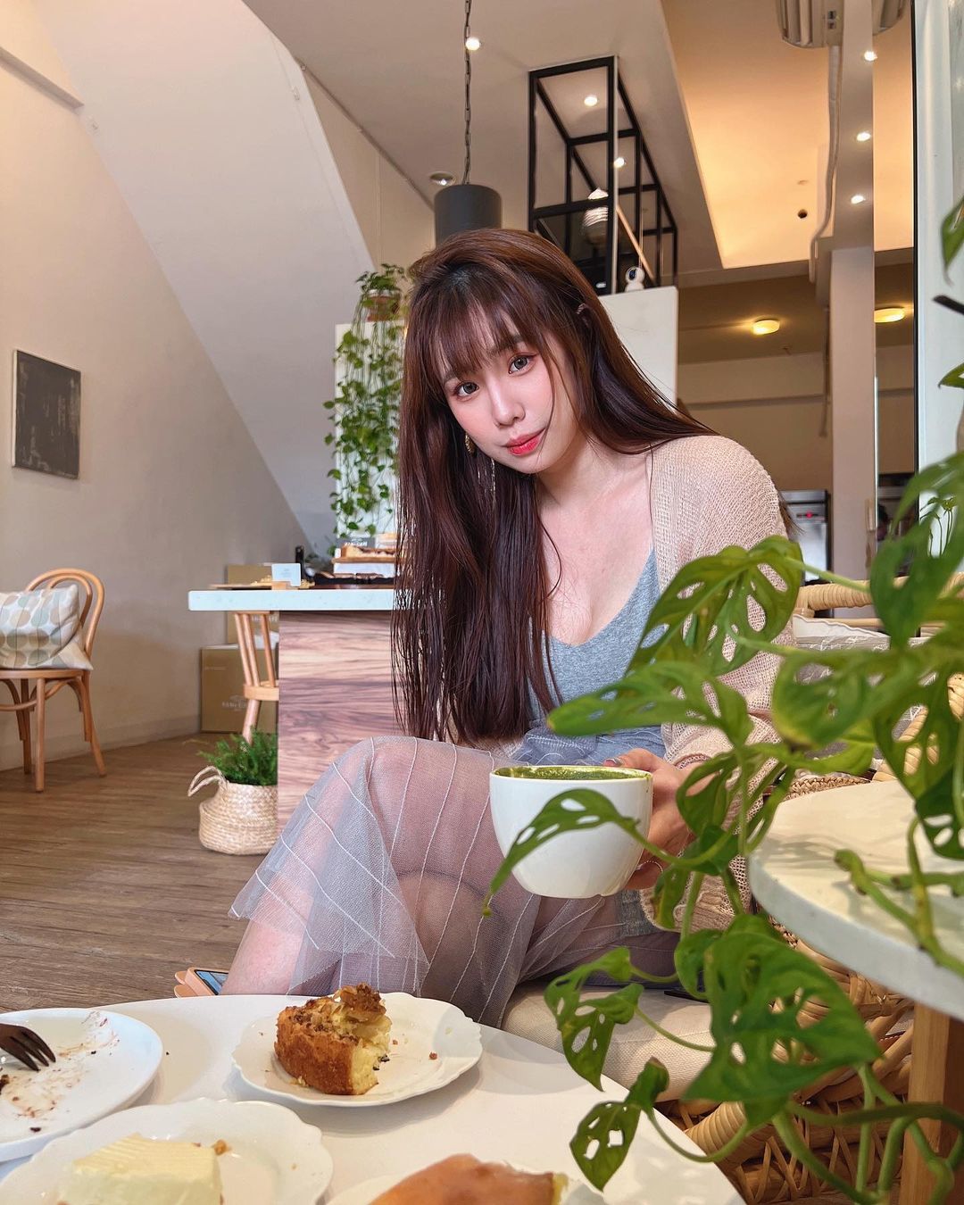 巨乳部落客秀「大份量雙峰」介紹美食　讓人還沒吃就先飽啦！