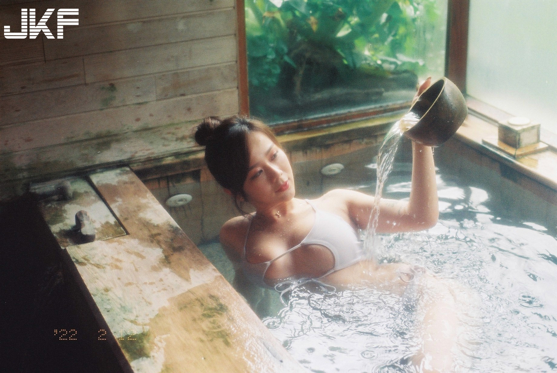 出水芙蓉！雪乳正妹「依依 Kimi」火辣泡溫泉「爆乳翹臀」好想一起入浴！