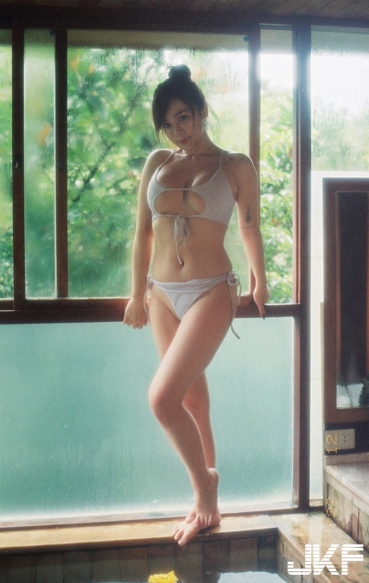 出水芙蓉！雪乳正妹「依依 Kimi」火辣泡溫泉「爆乳翹臀」好想一起入浴！