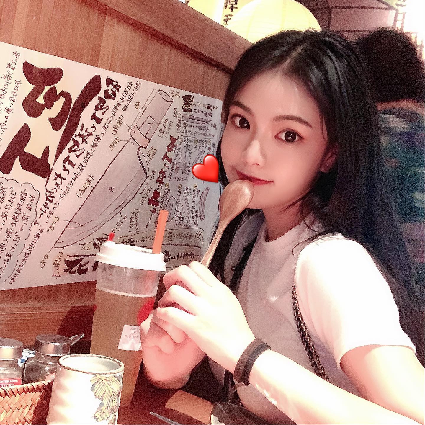 清純是假象！大眼正妹遭起底…　18+色色照全曝光　網：原來尺度這麼大！
