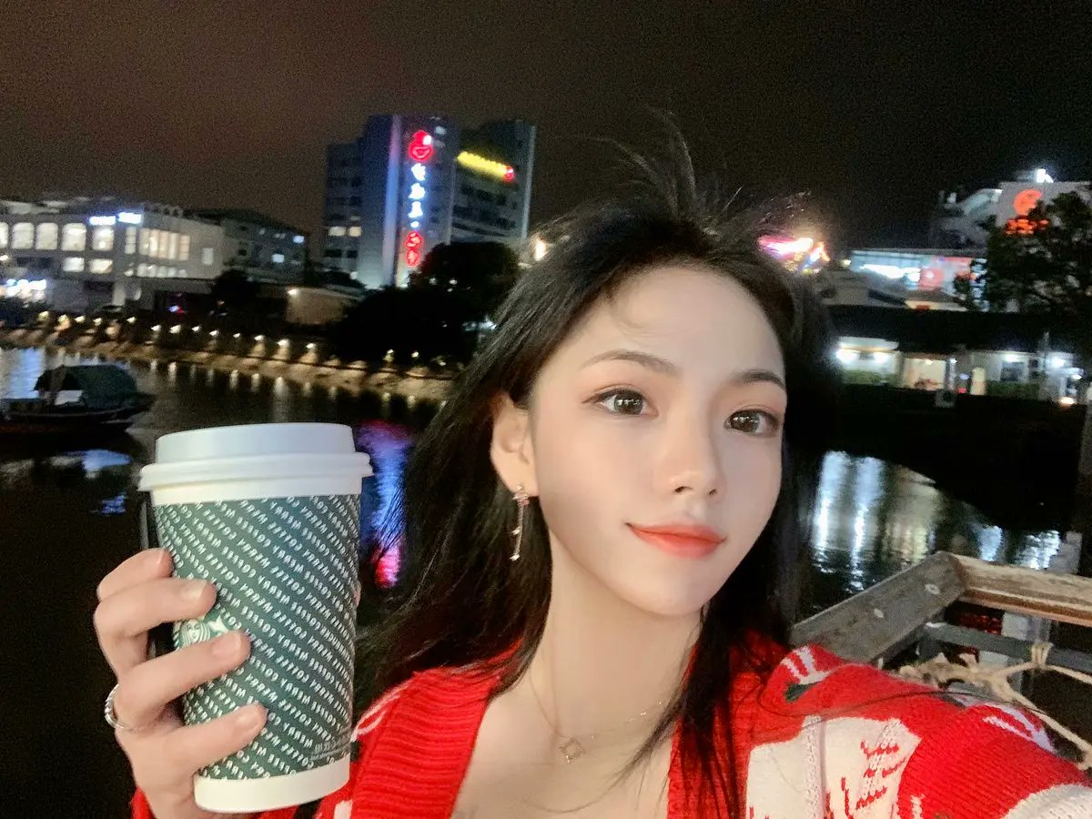 清純是假象！大眼正妹遭起底…　18+色色照全曝光　網：原來尺度這麼大！