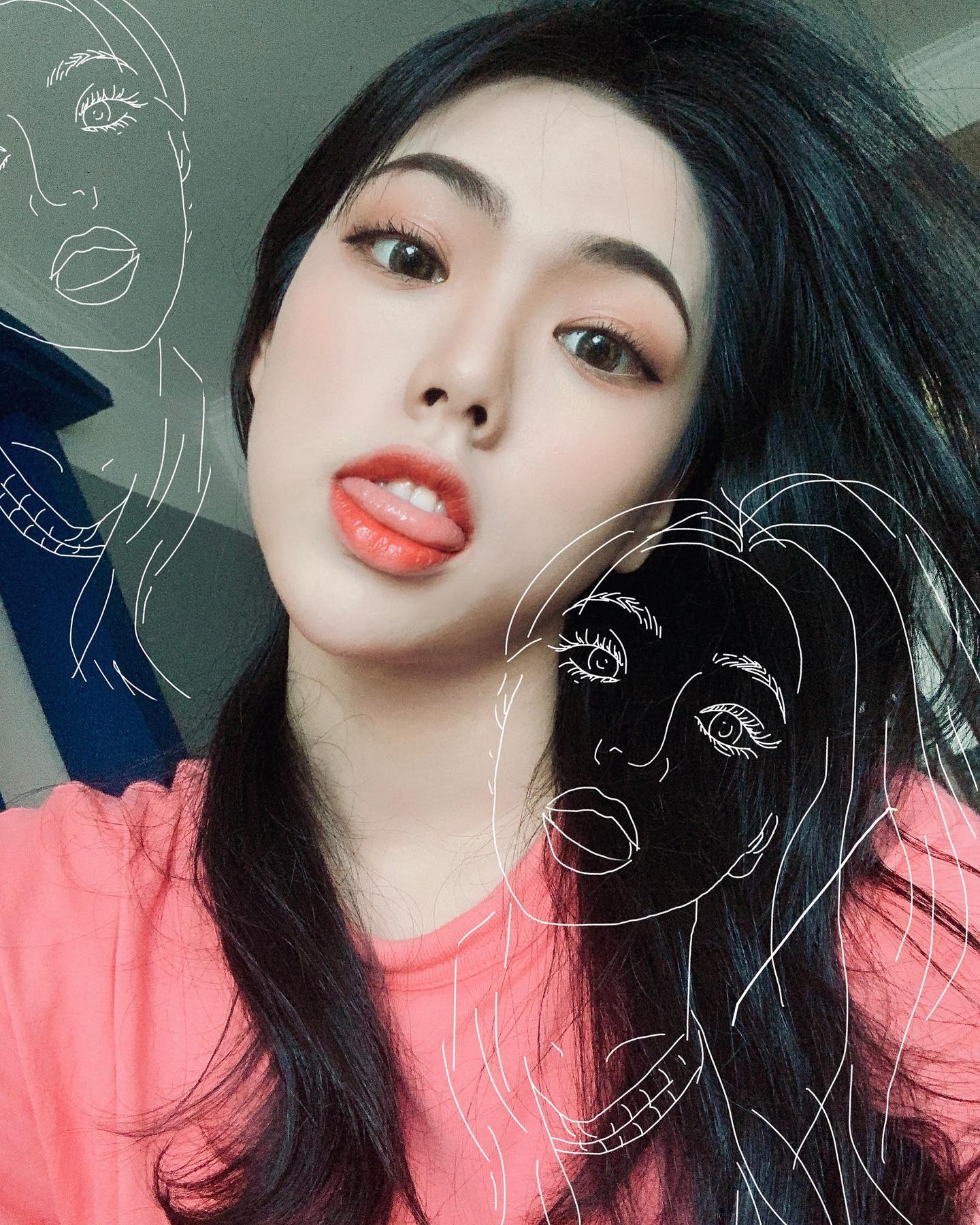 清純是假象！大眼正妹遭起底…　18+色色照全曝光　網：原來尺度這麼大！