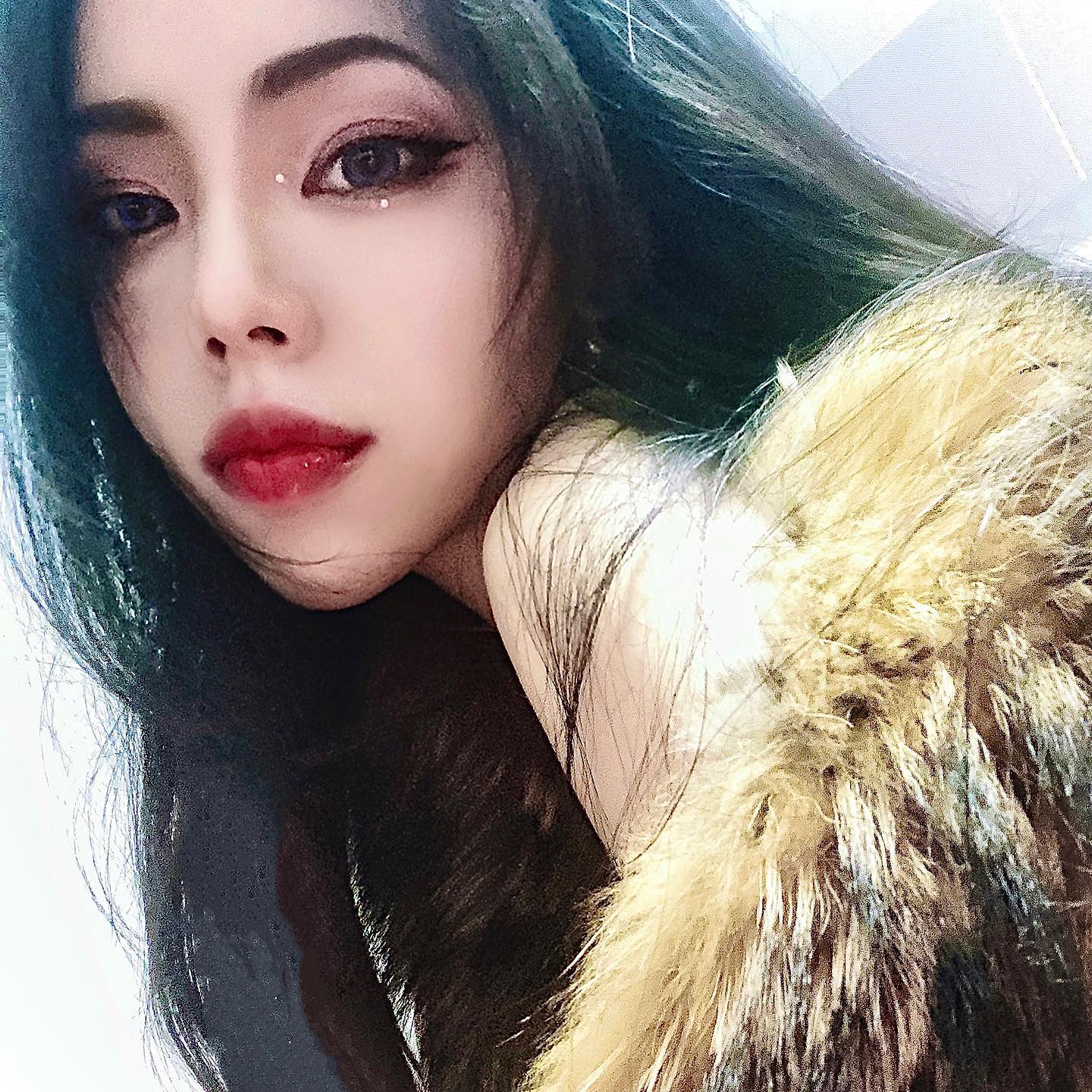 清純是假象！大眼正妹遭起底…　18+色色照全曝光　網：原來尺度這麼大！