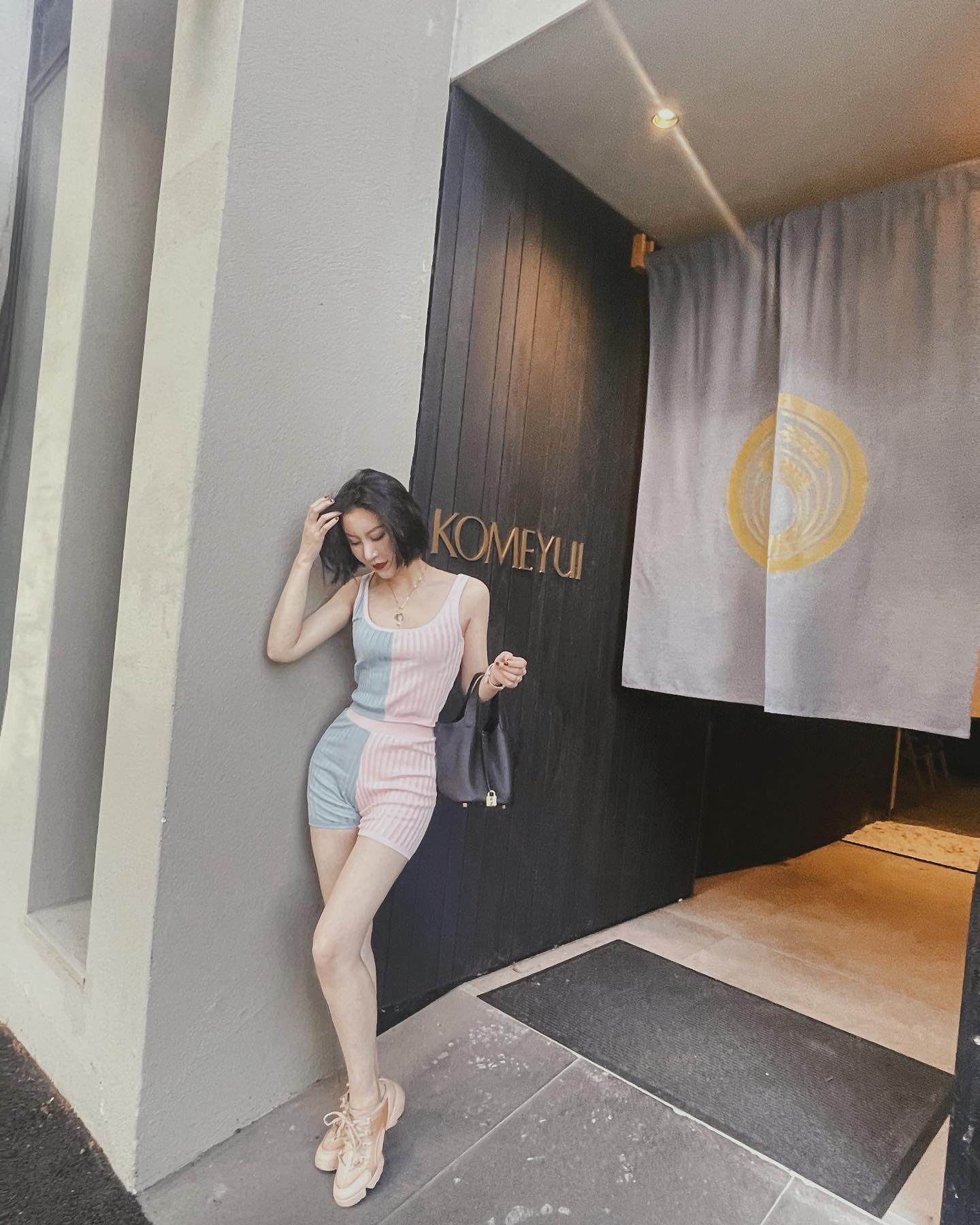 「長腿小姐姐」路邊後勾喬高跟，「絲襪玉腿」秒招腿控目光！