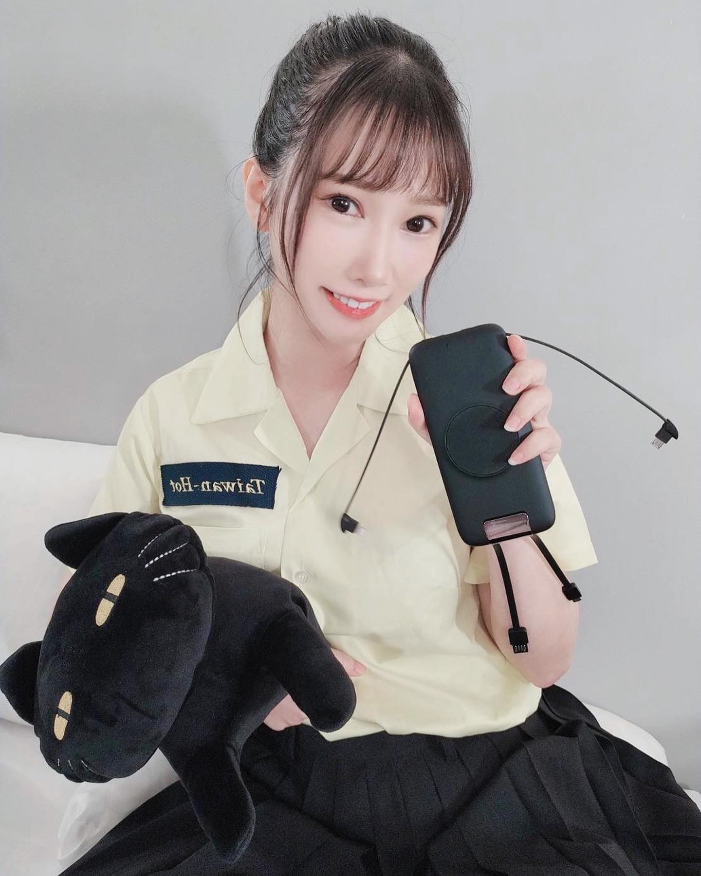 性感學姊「又又」下課回家全身濕，制服掏出「軟嫩大奶」讓粉絲半夜睡不著