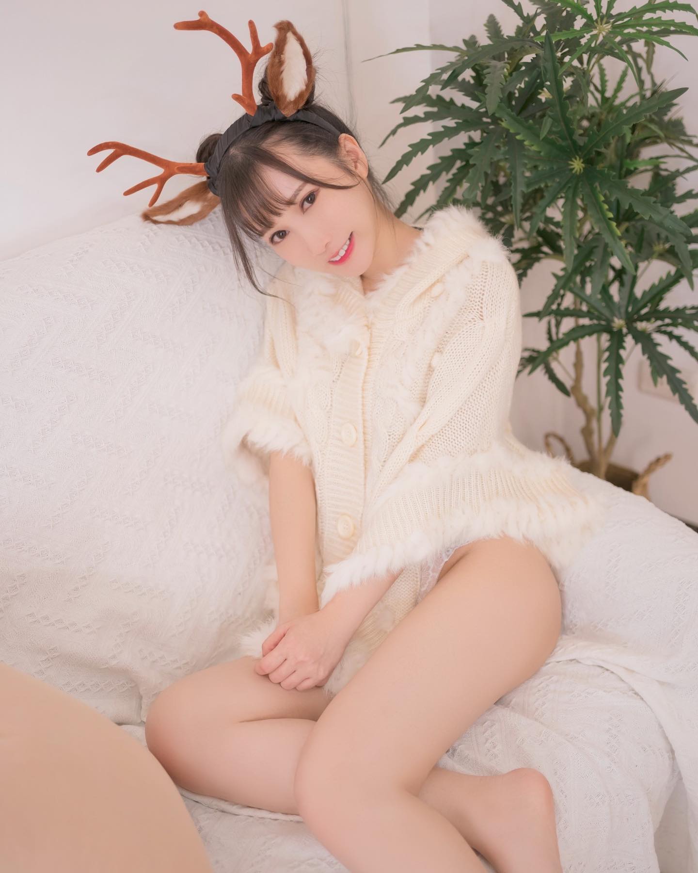 性感學姊「又又」下課回家全身濕，制服掏出「軟嫩大奶」讓粉絲半夜睡不著