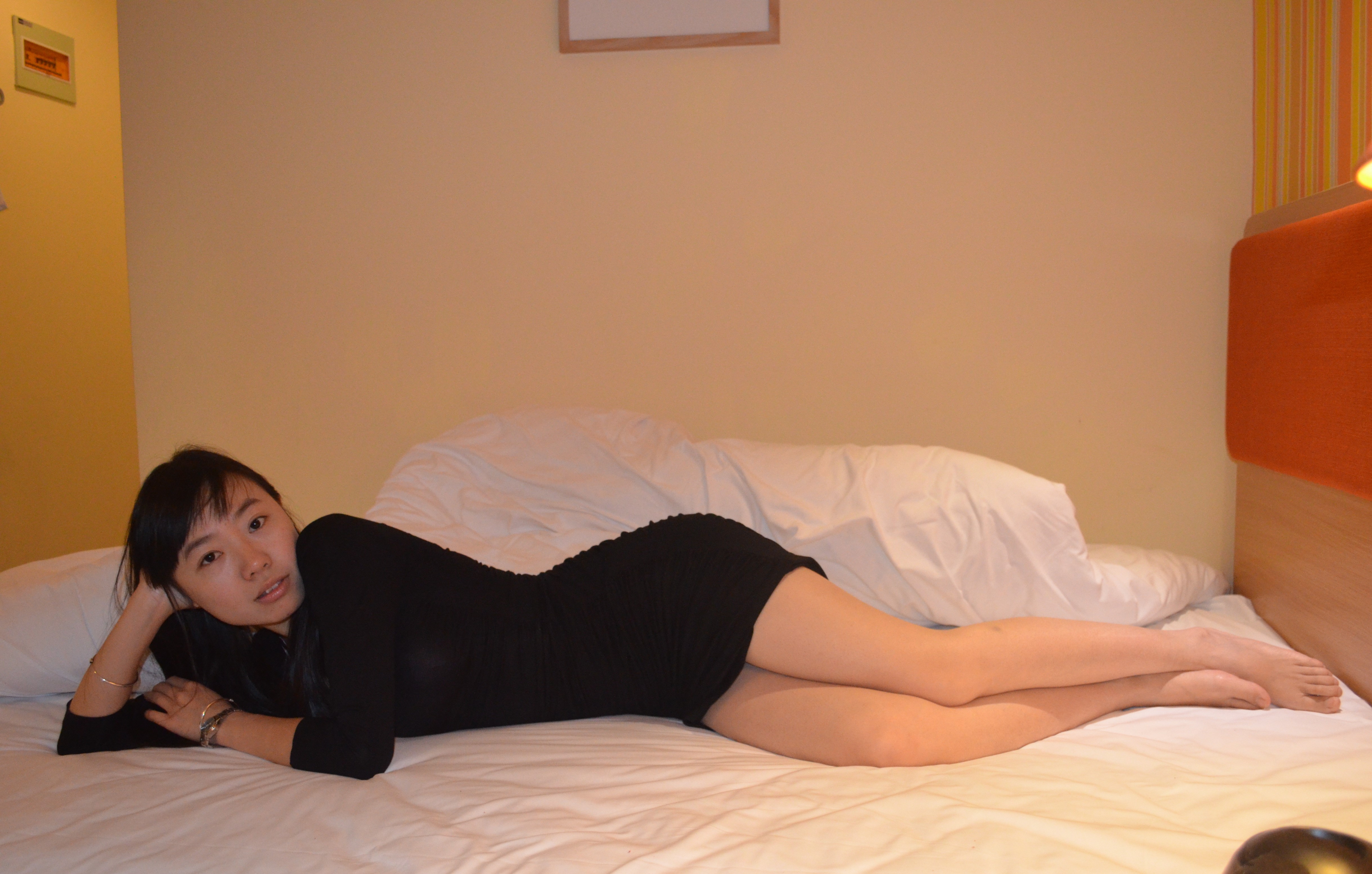 【網路收集】福利姬-小蘋果 氣質人妻在床上等你來臨幸 - 貼圖 - 絲襪美腿 -