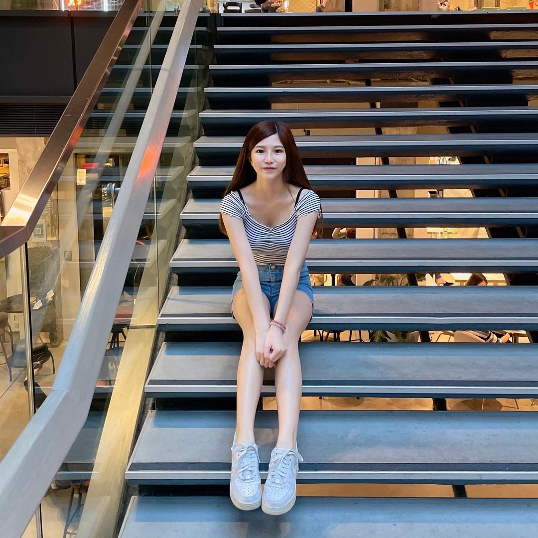 「酒窩甜妹」笑容超有戀愛感！換上泳裝「美乳長腿」害人瞬間墜入愛河！