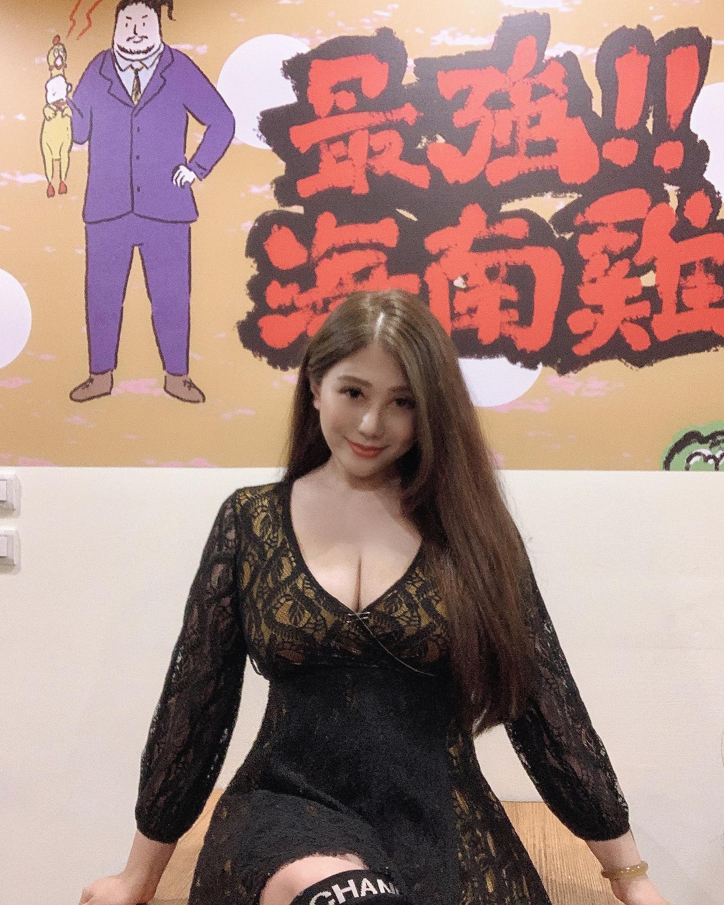 台中海南雞飯「巨乳老闆娘」衣不蔽體　胸前豐滿一手無法掌握