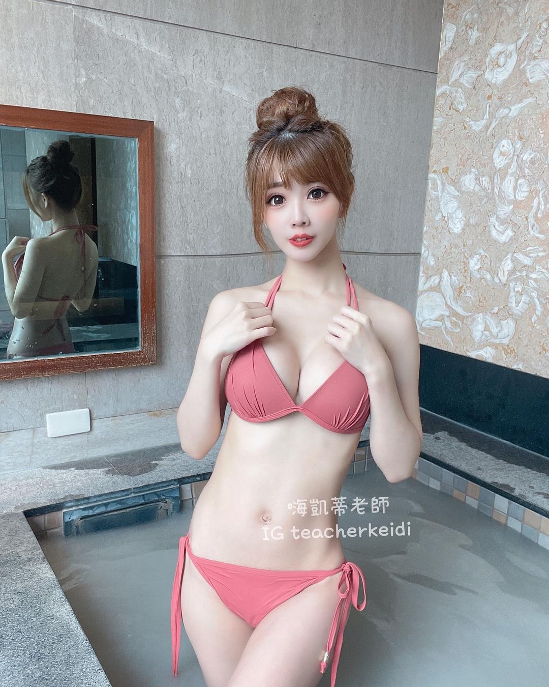 凱蒂老師「深V禮服」挺渾圓E罩杯！透明薄紗秀「白嫩美腿」，若隱若現好迷人！