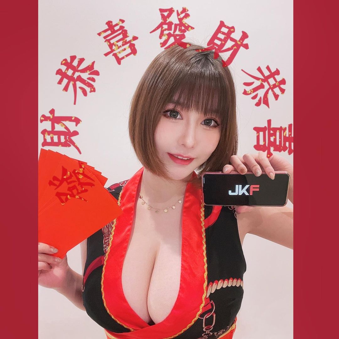 短髮女神「Sylvia 希維亞」禮服好性感！「34G豪乳」呼之欲出，網友看了猛讚！