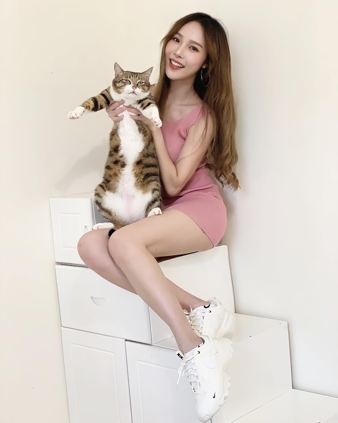 白皙美腿正妹「Rina」展現逆天長腿,畫面讓粉絲大噴鼻血! 傲人深溝看了超心動! - 美女圖 -