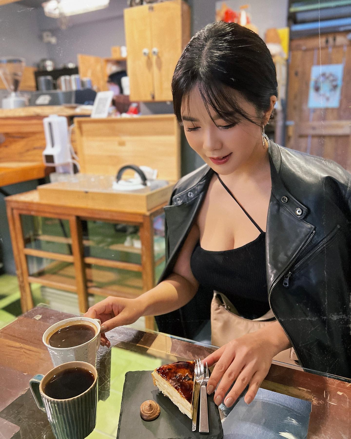 巨乳部落客「Amber」用豐滿乳量襯托美食　網友：份量果然很大