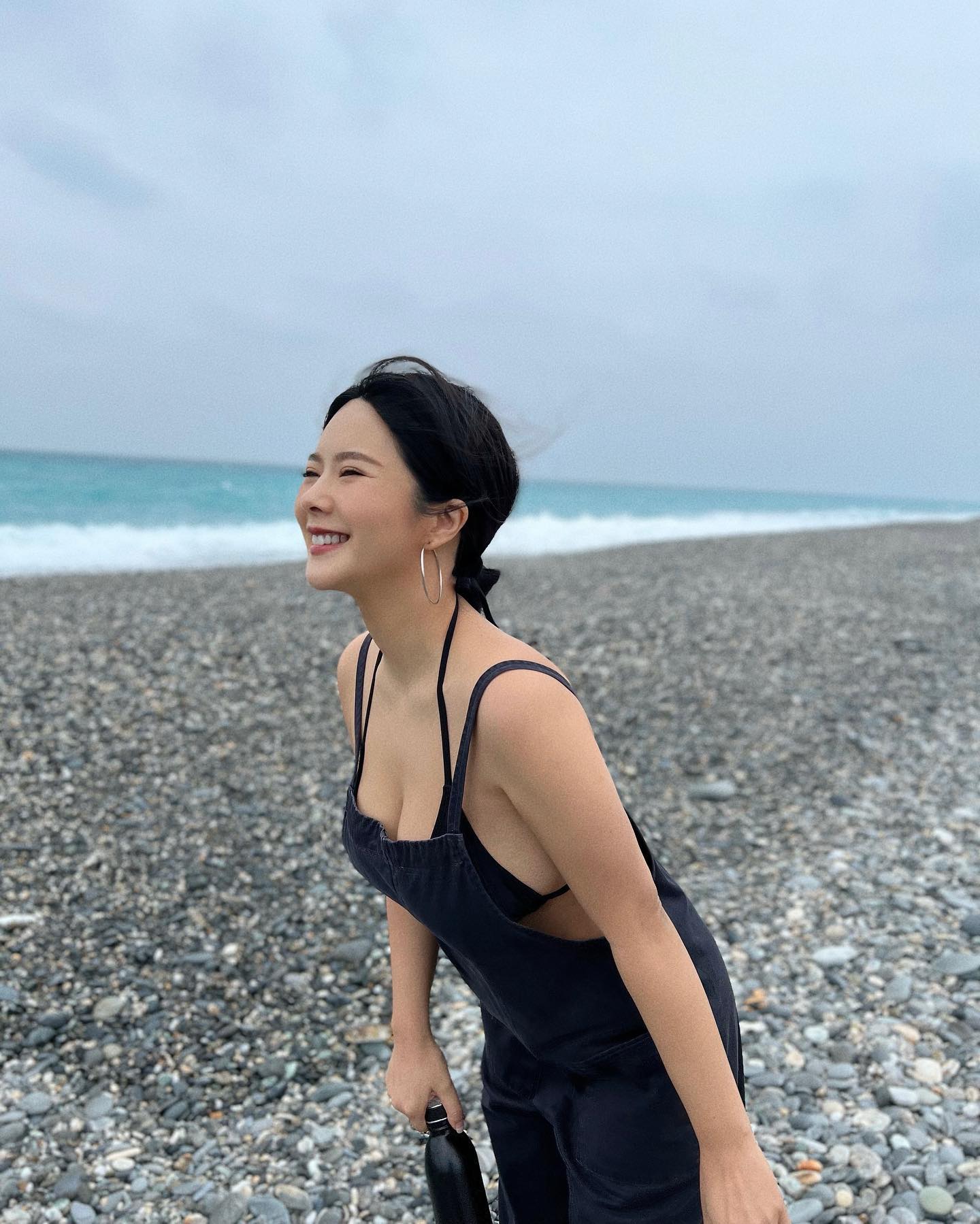 巨乳部落客「Amber」用豐滿乳量襯托美食　網友：份量果然很大