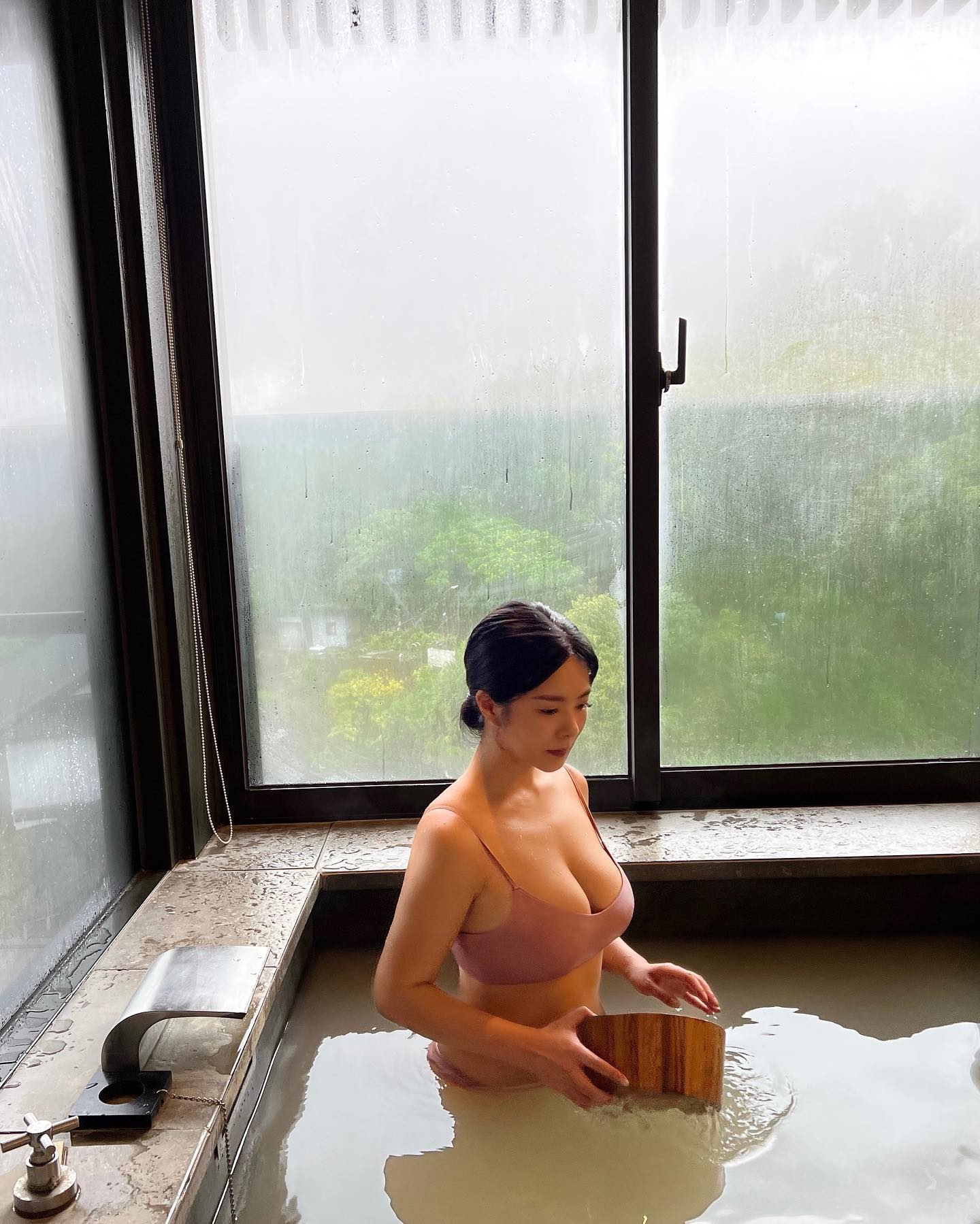 巨乳部落客「Amber」用豐滿乳量襯托美食　網友：份量果然很大