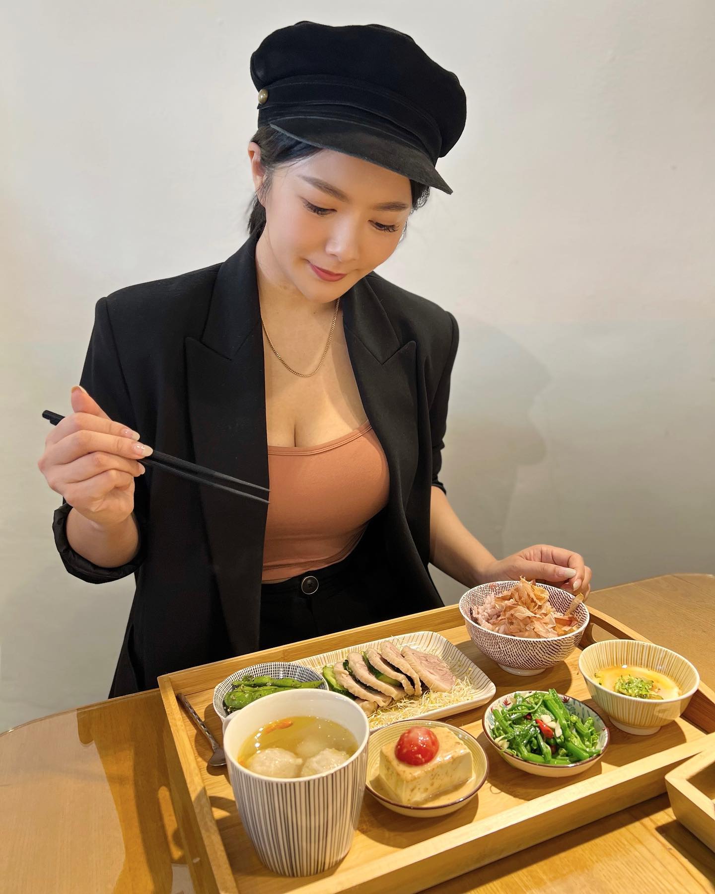巨乳部落客「Amber」用豐滿乳量襯托美食　網友：份量果然很大