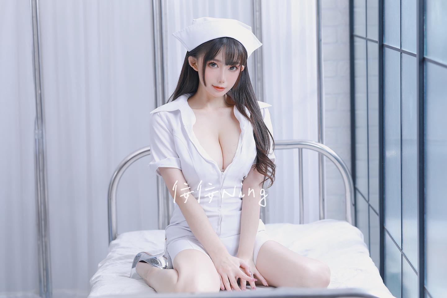 「兇猛小隻馬」路邊下拉「深美海溝」，H奶大現形超壯觀！