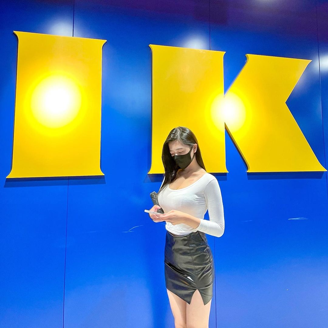 IKEA前驚見「巨乳皮裙妹」品妍！惹火身材換上比基尼「前凸後翹」超顯眼！