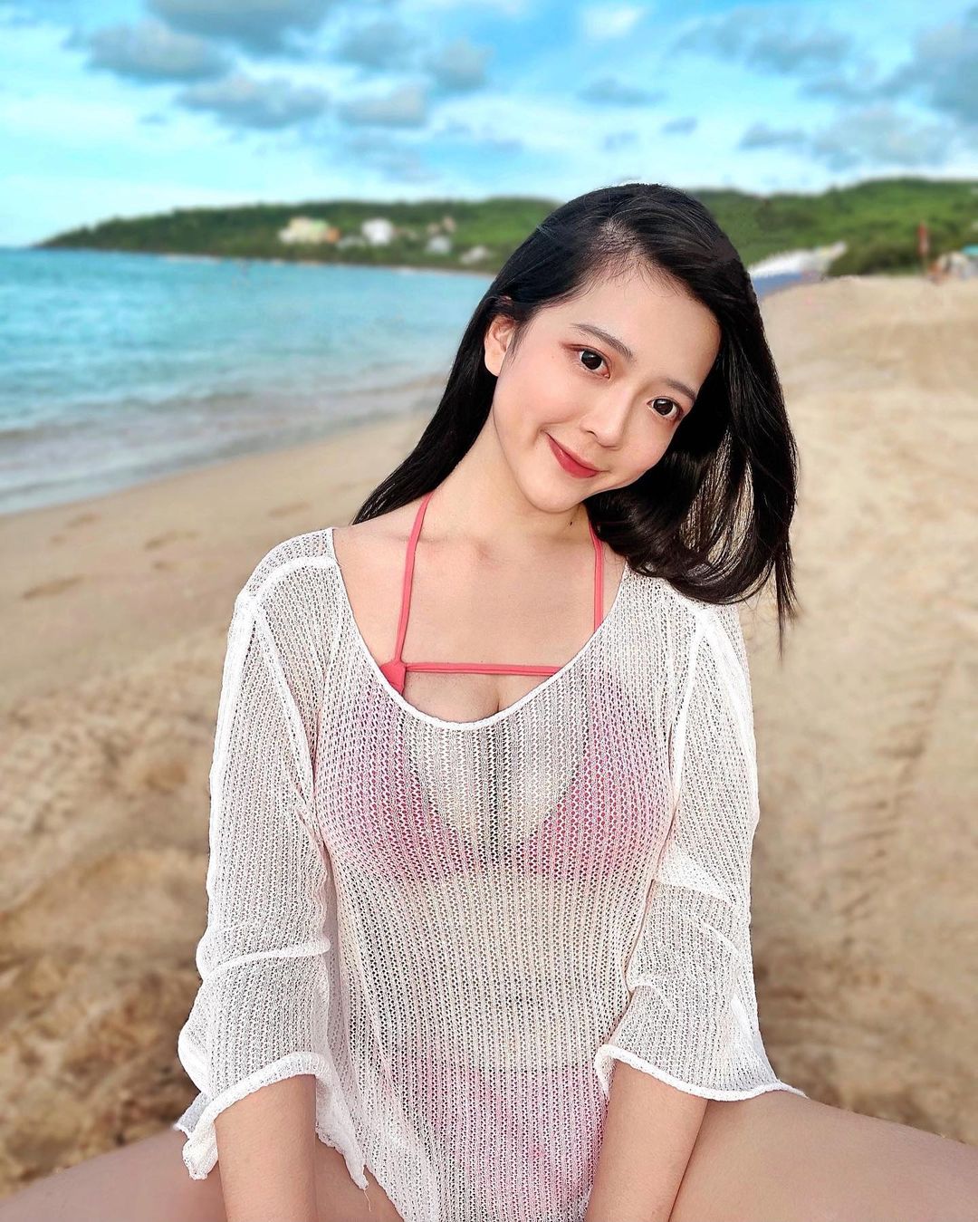 IKEA前驚見「巨乳皮裙妹」品妍！惹火身材換上比基尼「前凸後翹」超顯眼！