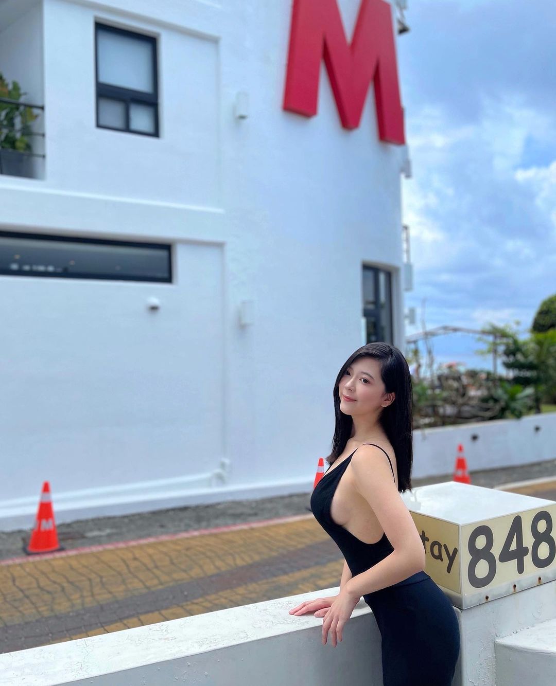 IKEA前驚見「巨乳皮裙妹」品妍！惹火身材換上比基尼「前凸後翹」超顯眼！