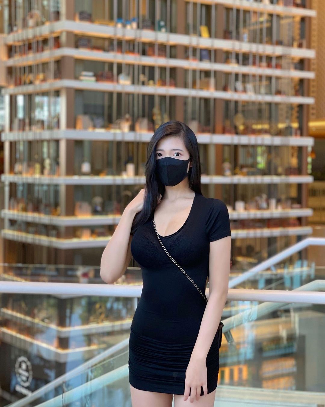 IKEA前驚見「巨乳皮裙妹」品妍！惹火身材換上比基尼「前凸後翹」超顯眼！