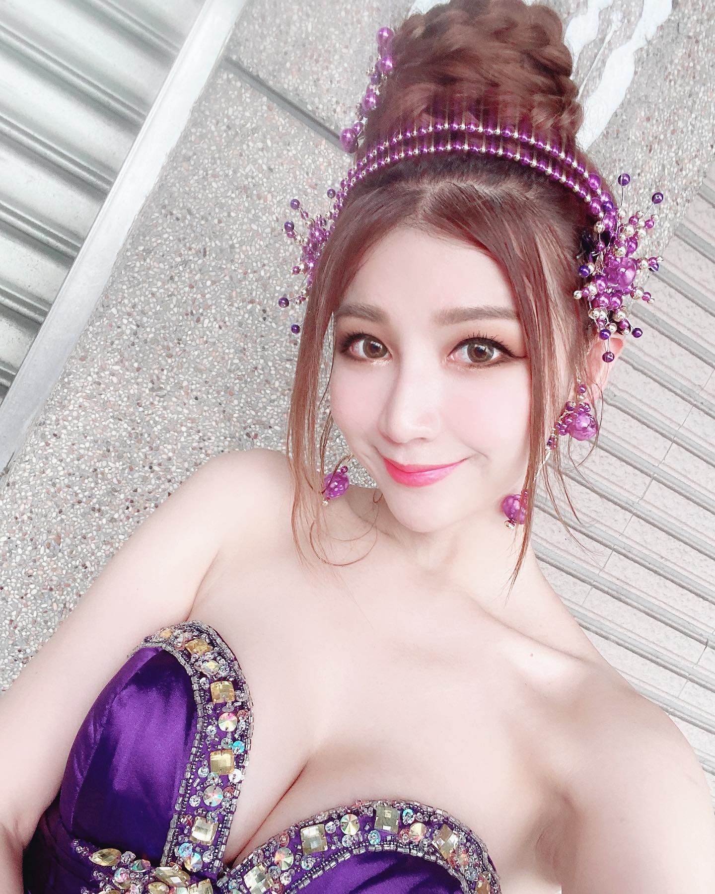 「性感蘇媽媽」斜坐翹腳展「無瑕玉腿」，撫媚模樣讓粉絲秒醉！