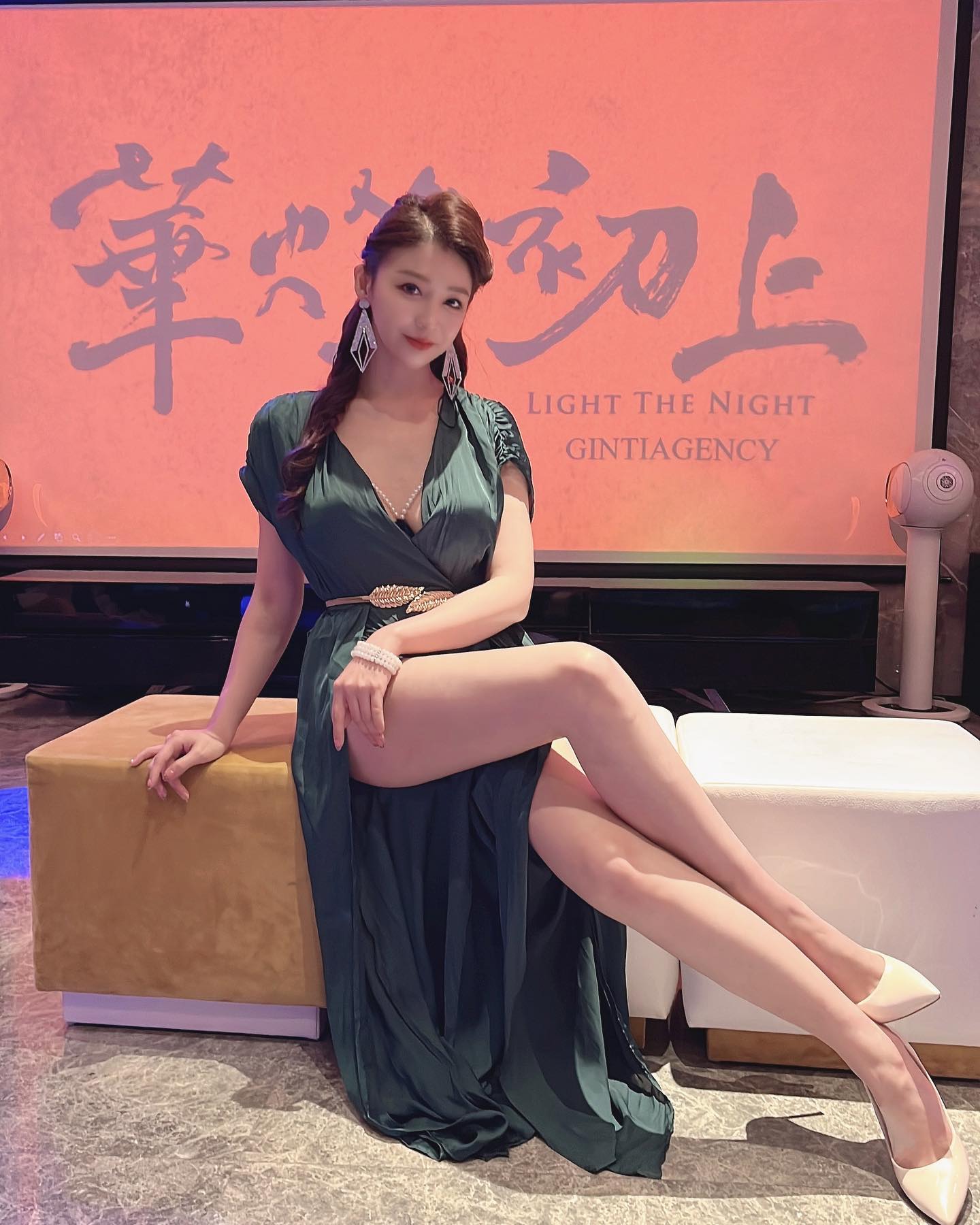 「性感蘇媽媽」斜坐翹腳展「無瑕玉腿」，撫媚模樣讓粉絲秒醉！