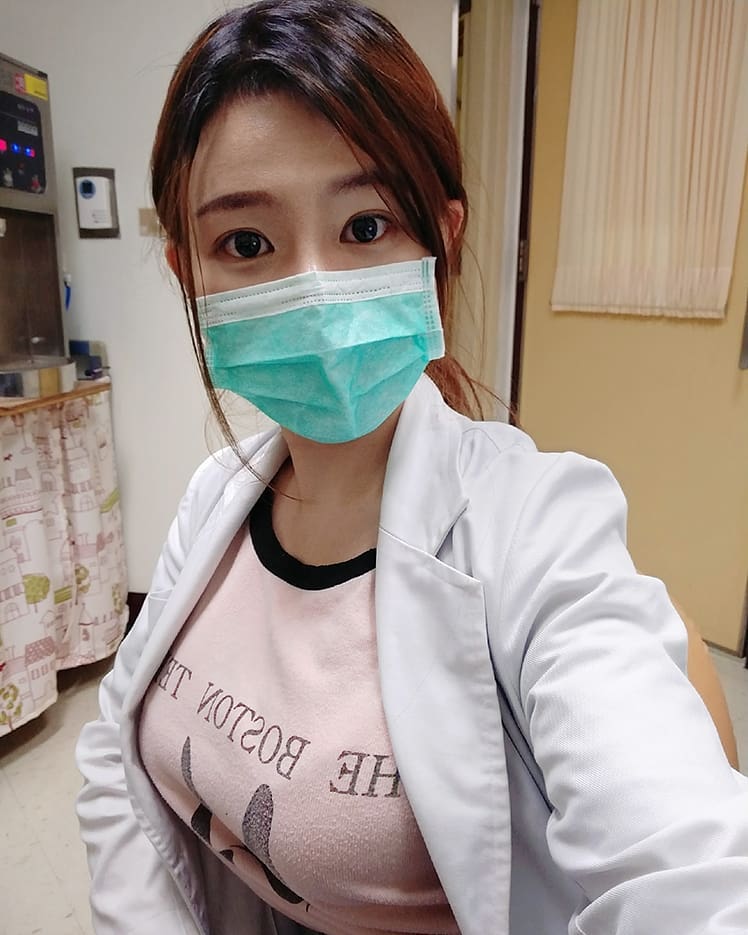 正妹住院醫師「綠肥兒」爆乳採草莓　豪邁蹲姿秀飽滿上圍