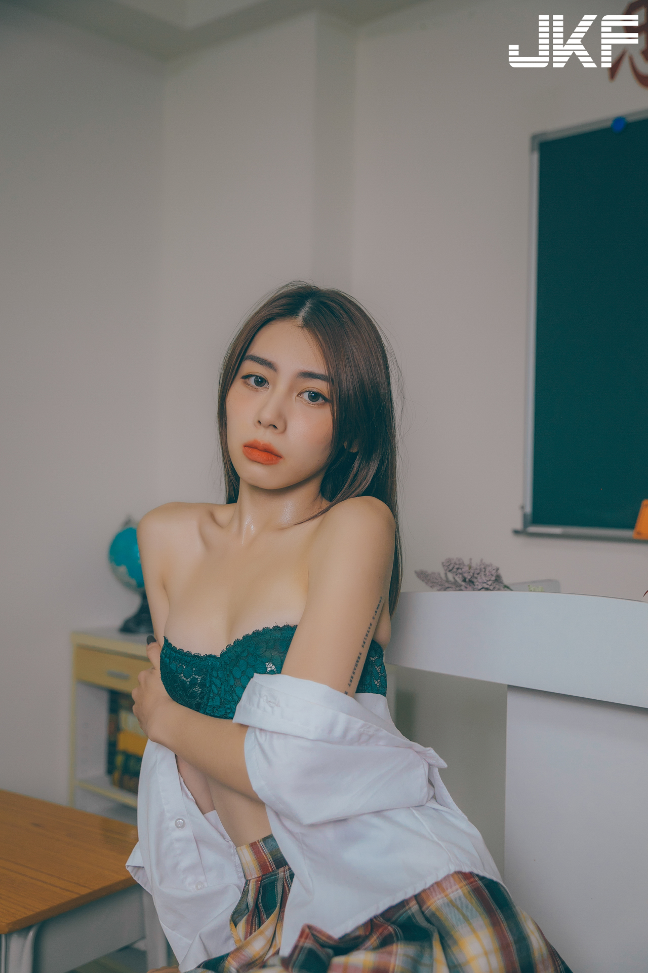 放課後制服誘惑！火辣正妹「郭郭」解開白襯衫「美乳翹臀」太撩人！